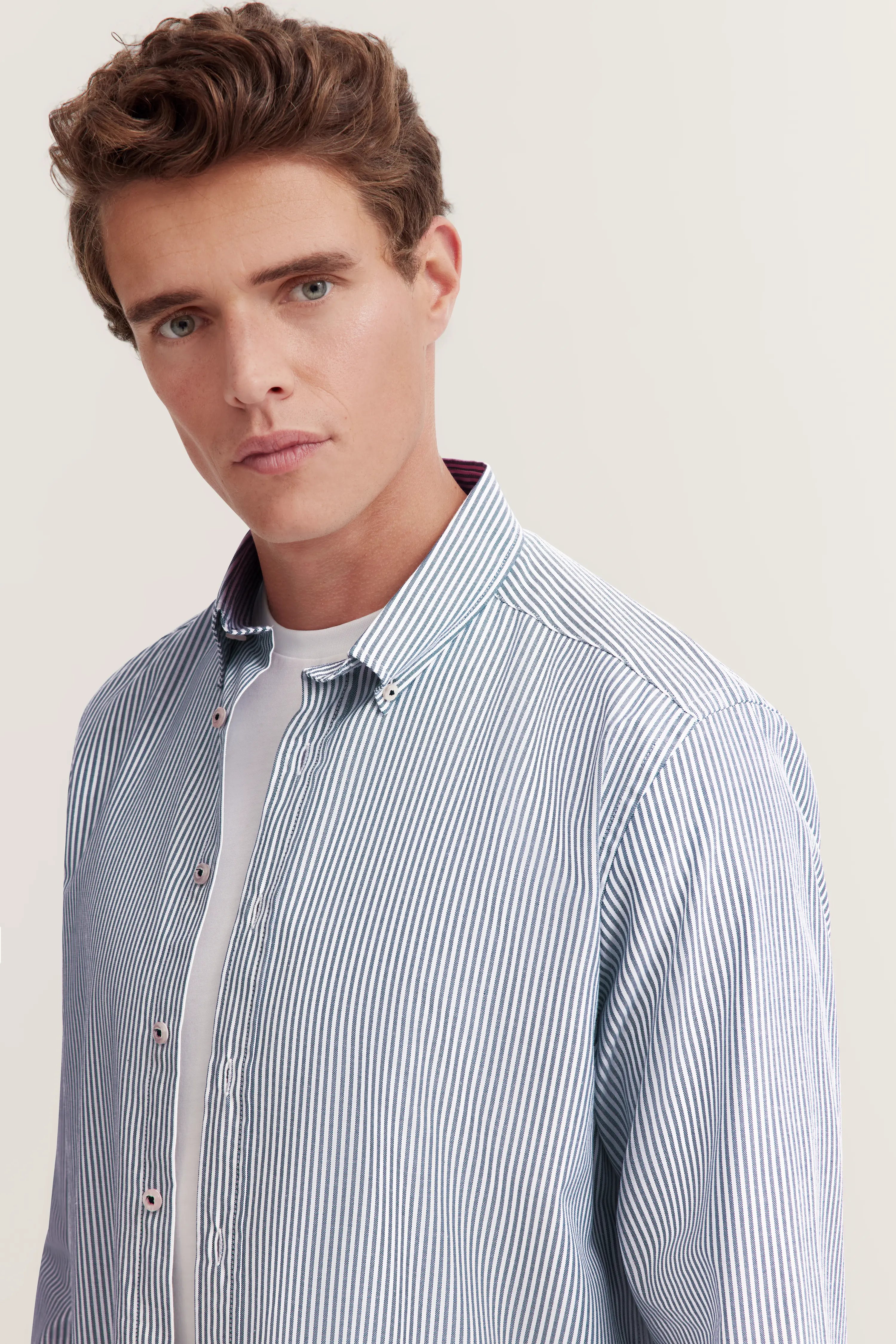 Blauw-wit gestreept overhemd, casual look, model frontaal, bugatti stijl en elegantie.