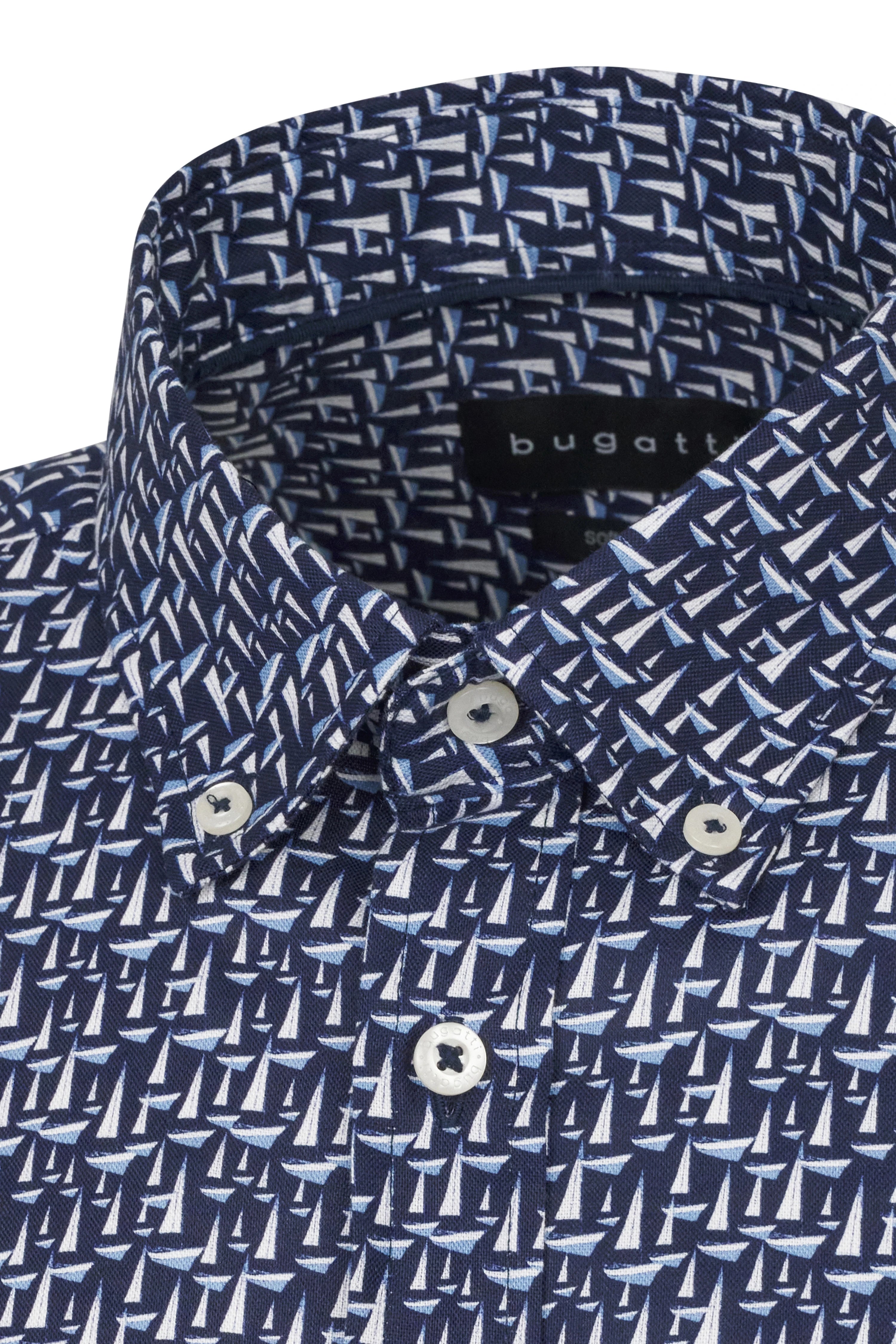 Marineblauw bugatti overhemd met zeilbootmotief, buste, stijlvol en tijdloos.