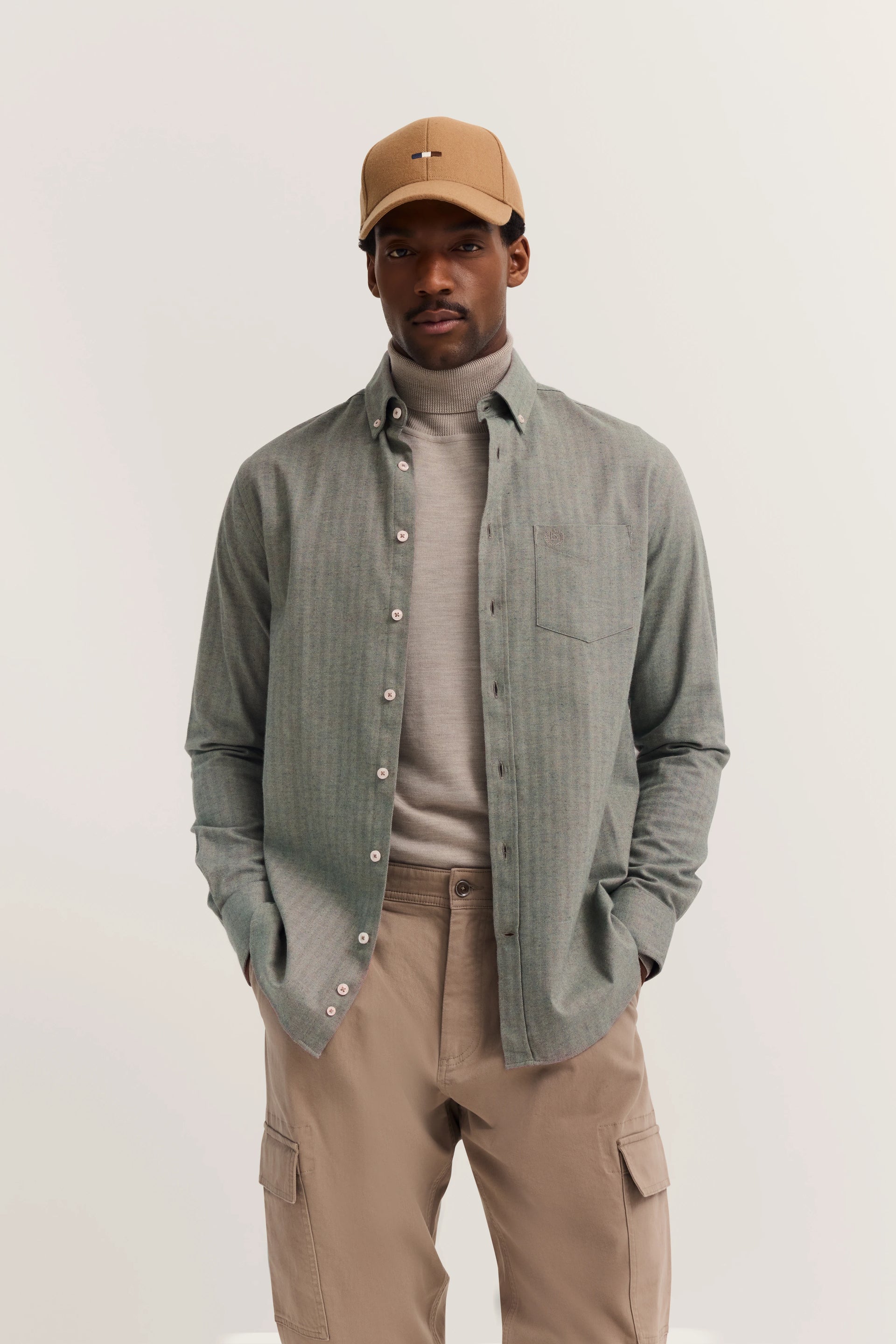 Herringbone-patterned casual shirt with a button-down collar in a mode
