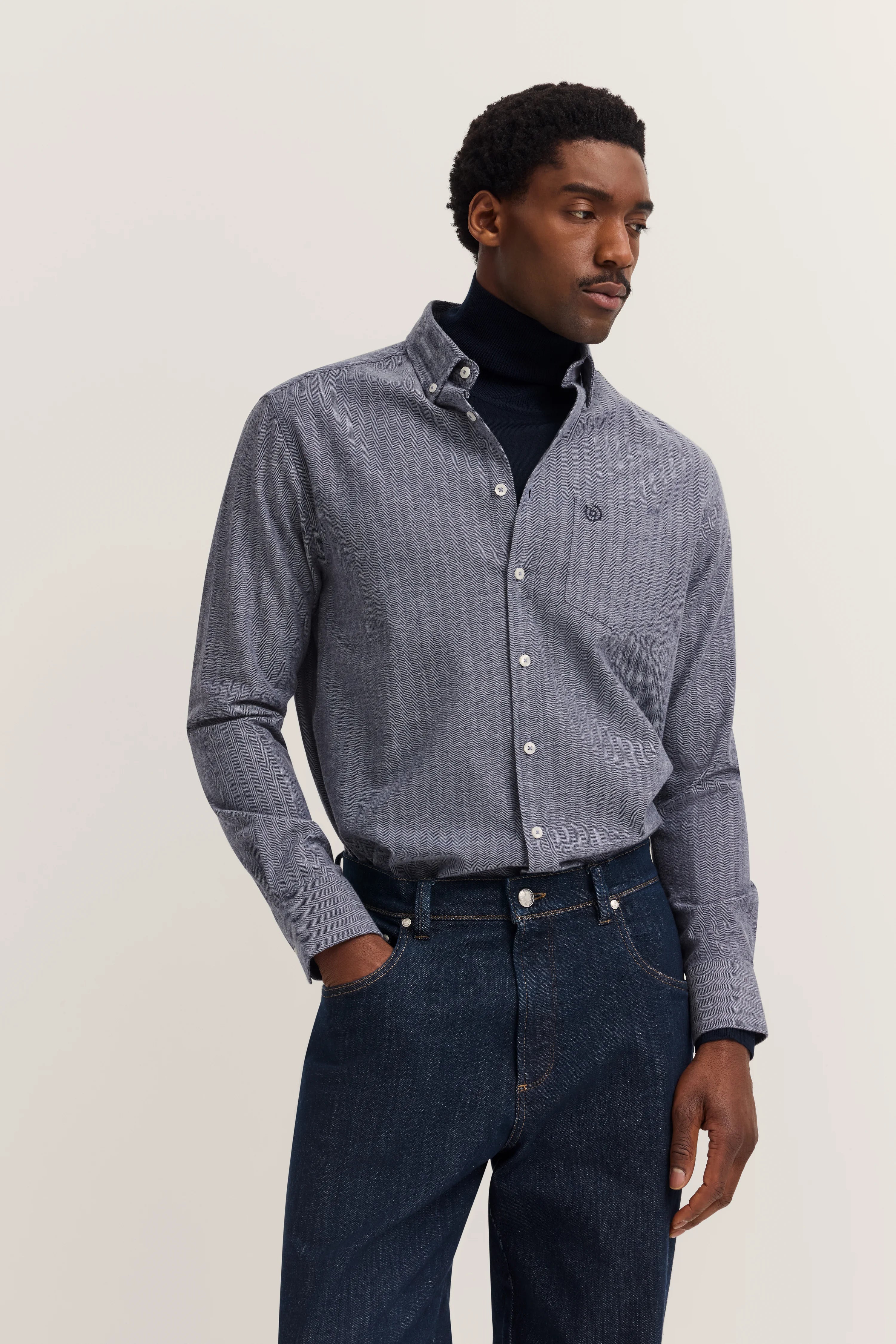 Graues bugatti Hemd, dunkelblauer Rollkragen, Jeans
