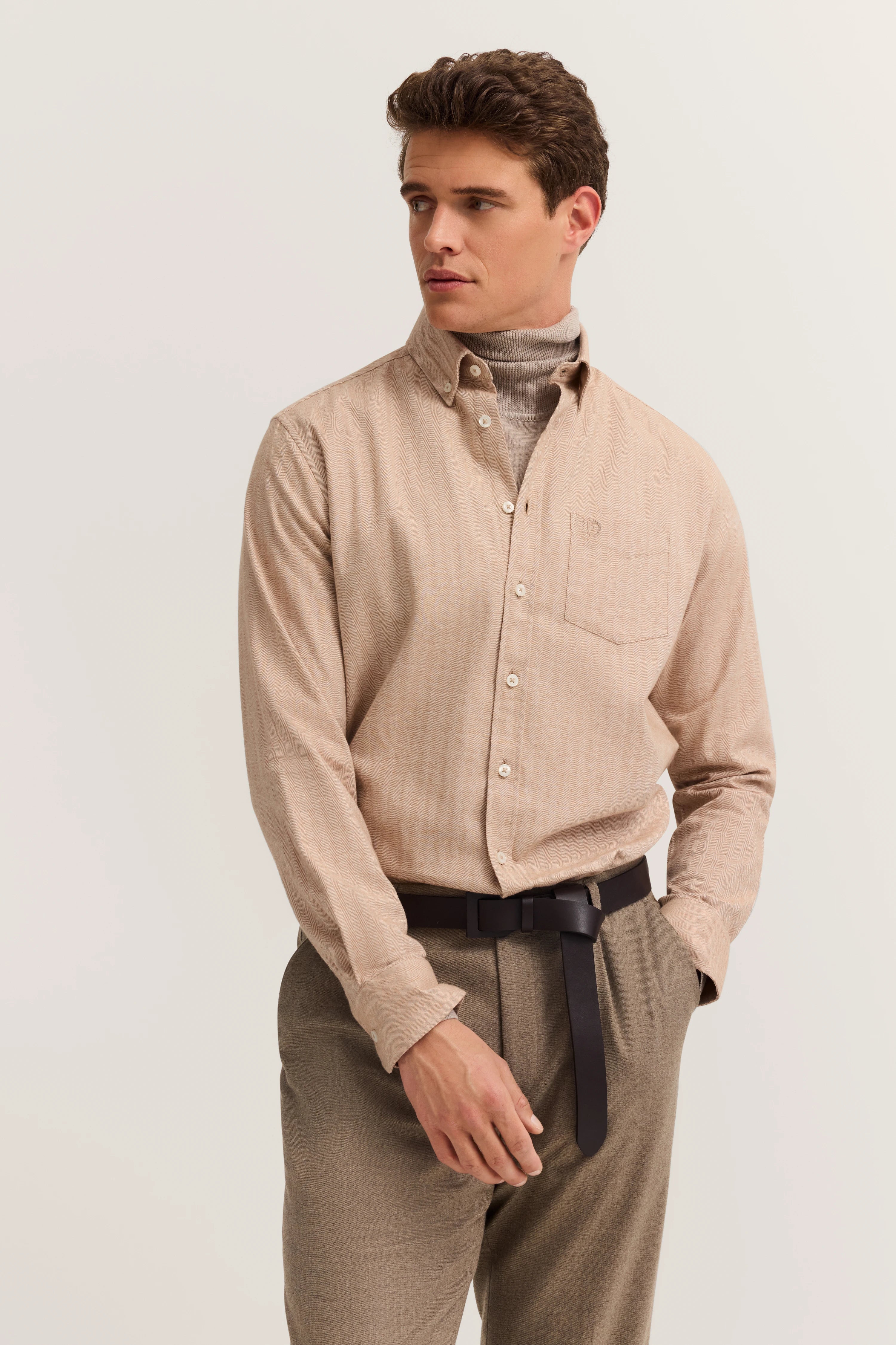 Beiges Hemd, grauer Rollkragen, braune Hose
