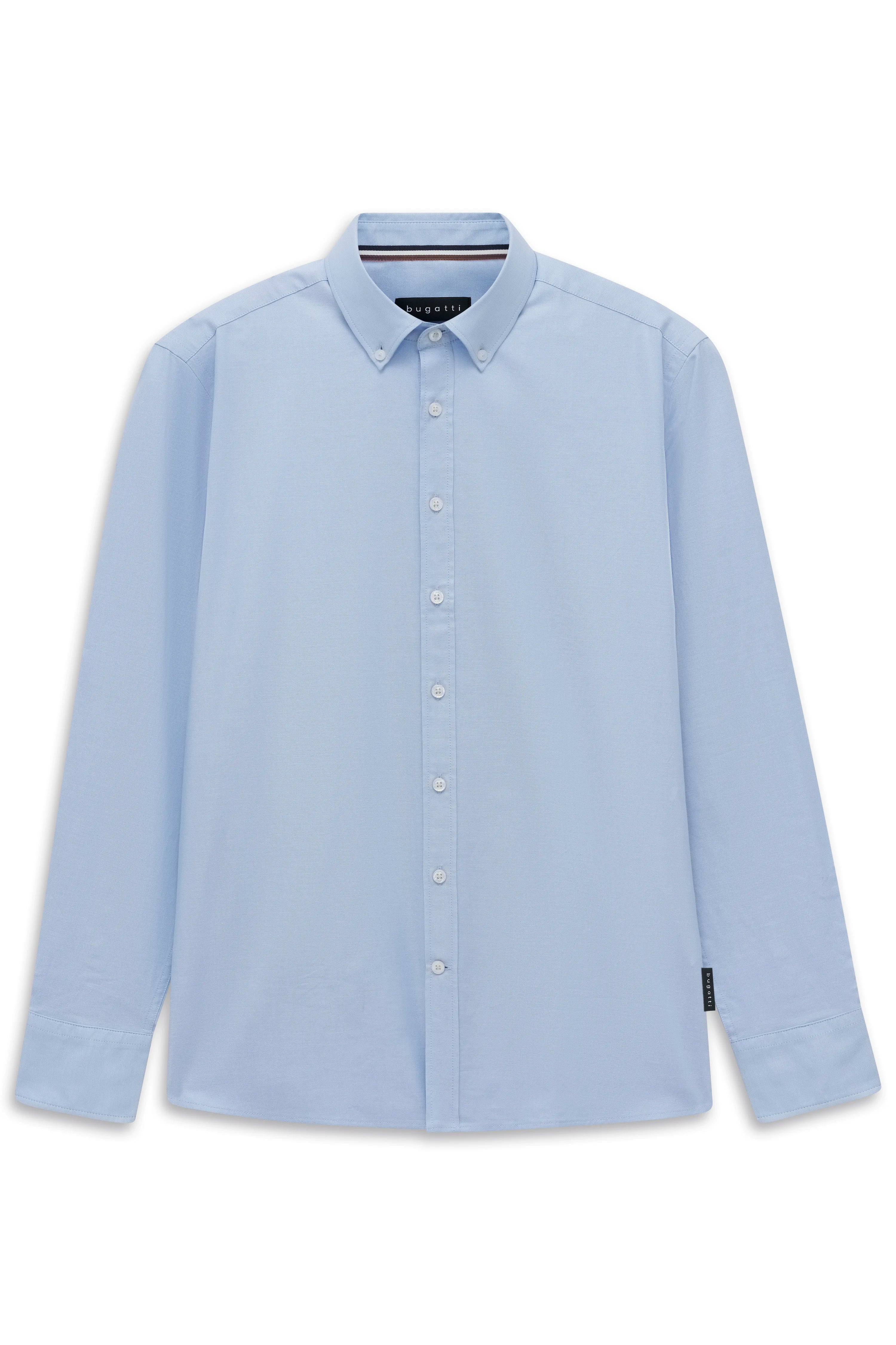 Hellblaues bugatti-Hemd, klassisches Design, Büstenbild.
