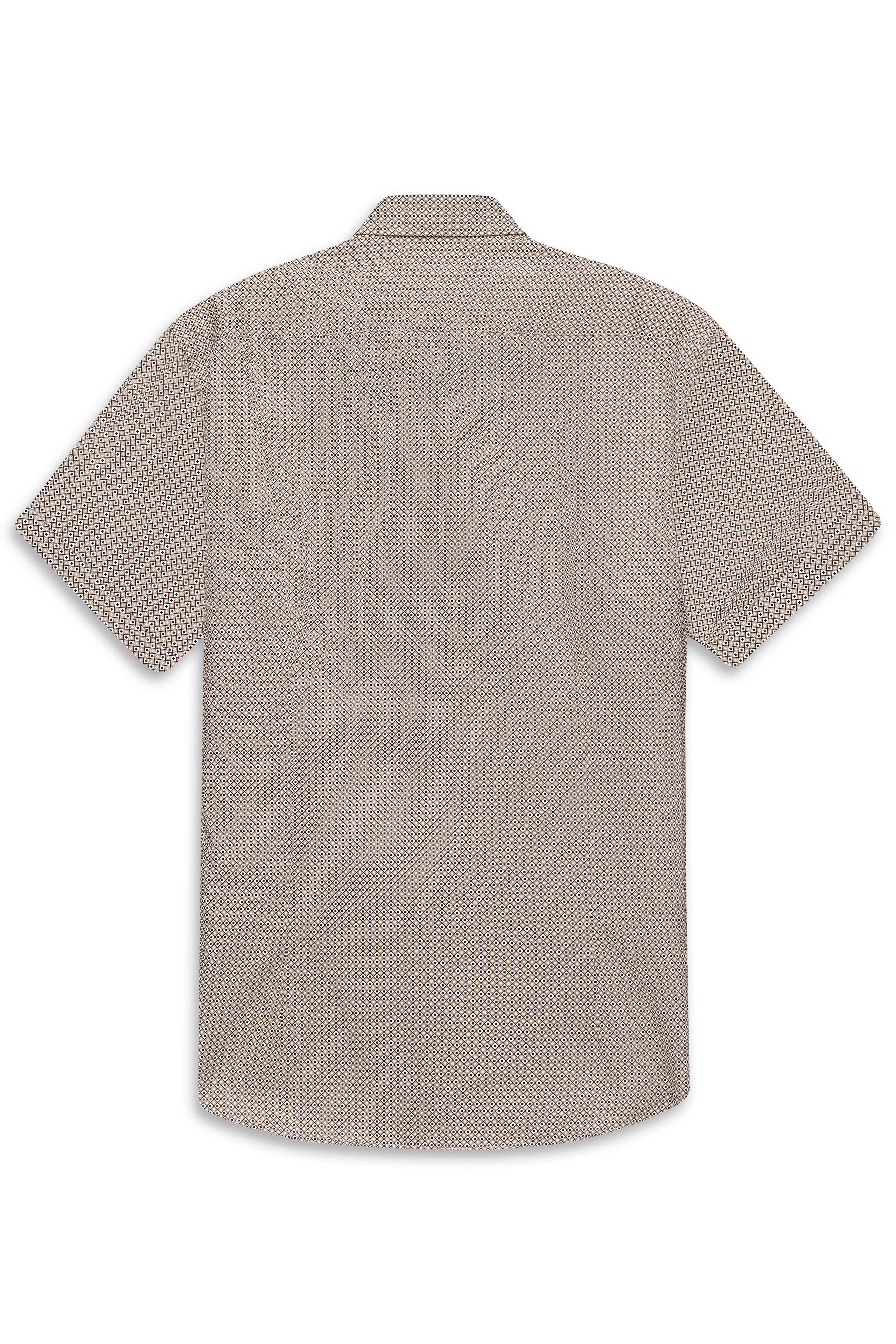 Bugatti Kurzarmhemd mit feinem geometrischem Muster in Beige, Rückansicht, legeres Büstenbild.