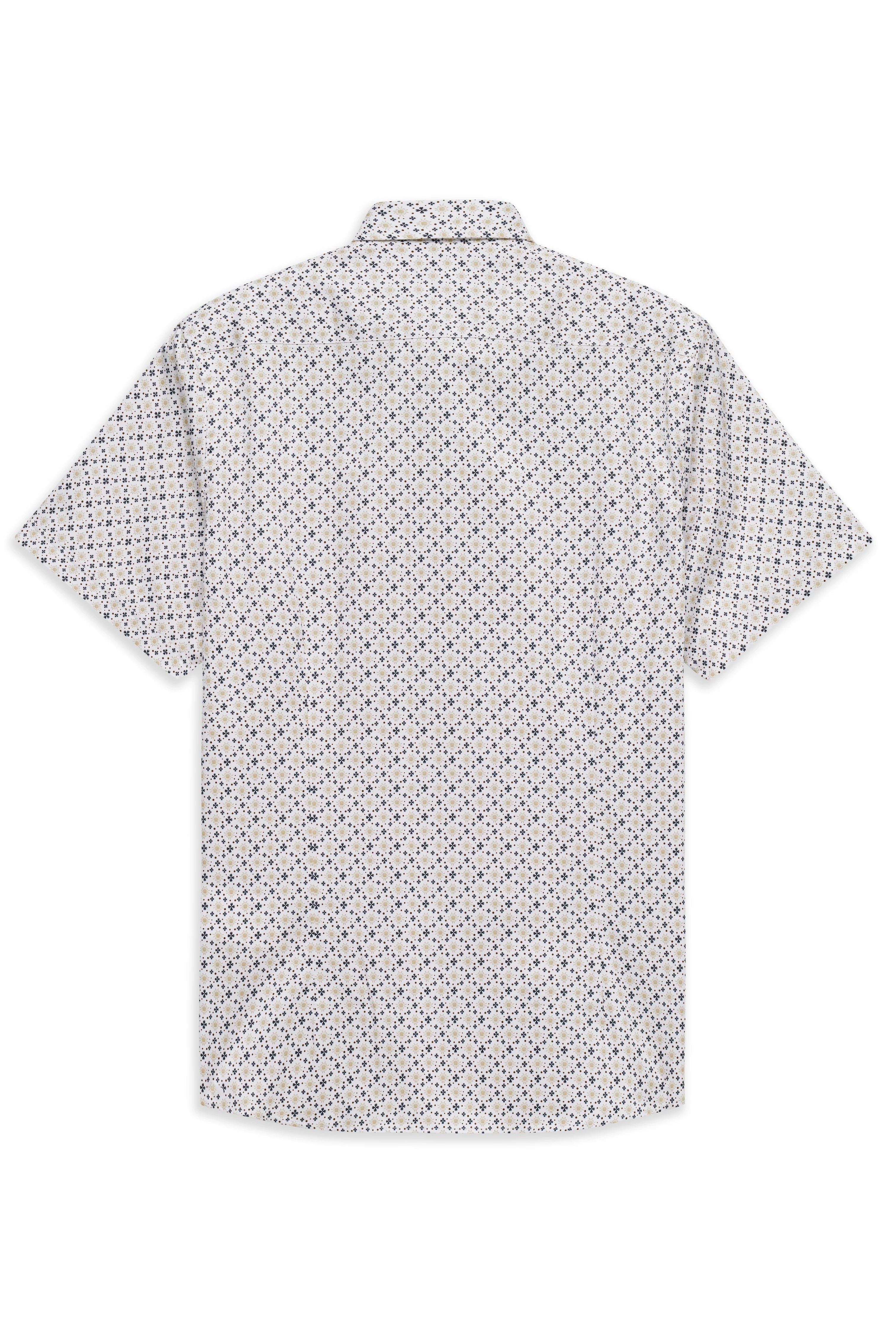 Kurzarmhemd mit blauem geometrischem Muster auf cremefarbenem Hintergrund, Rückansicht, Büstenbild.