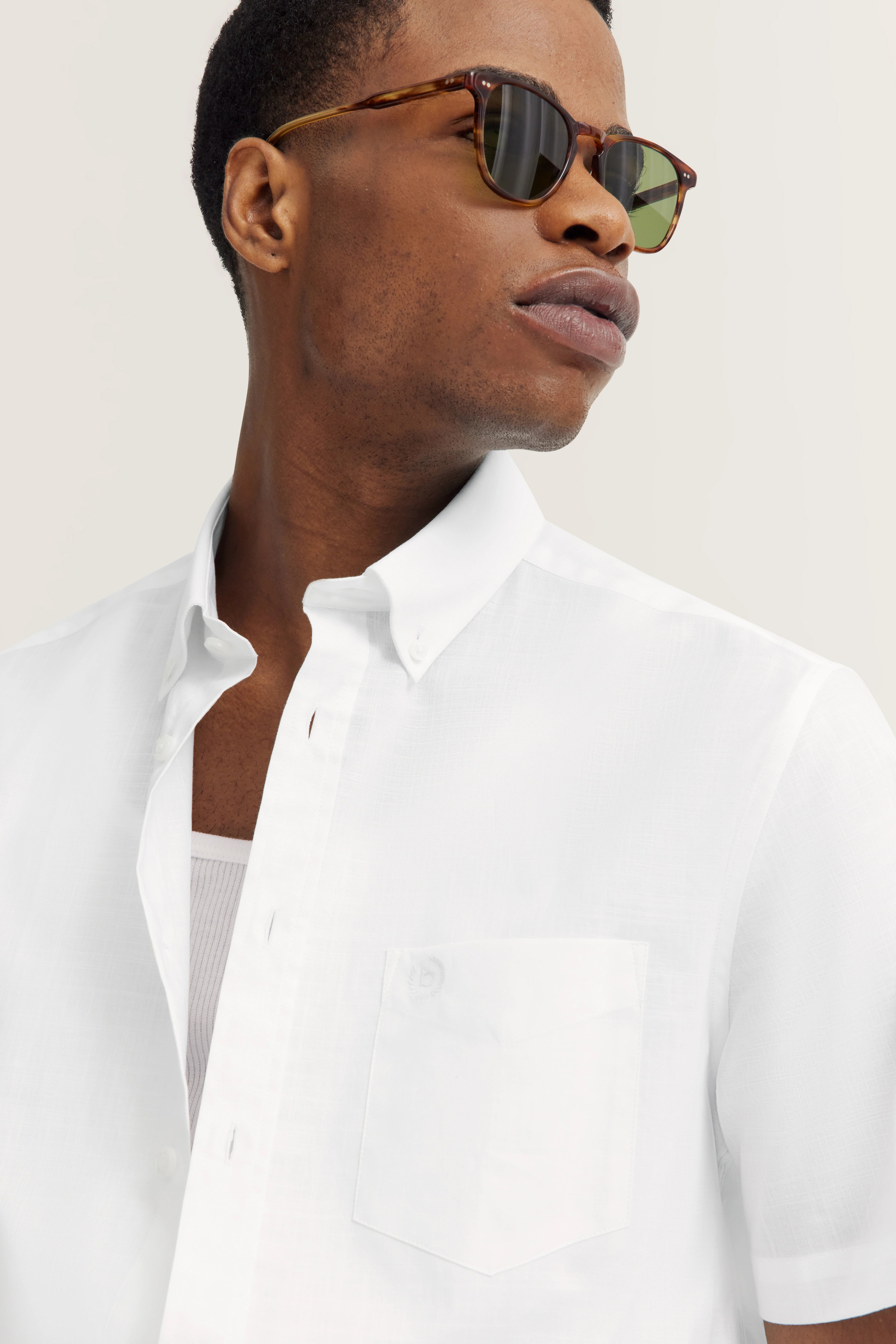 Wit bugatti overhemd met korte mouwen, casual model, elegant en zelfverzekerd poseren.