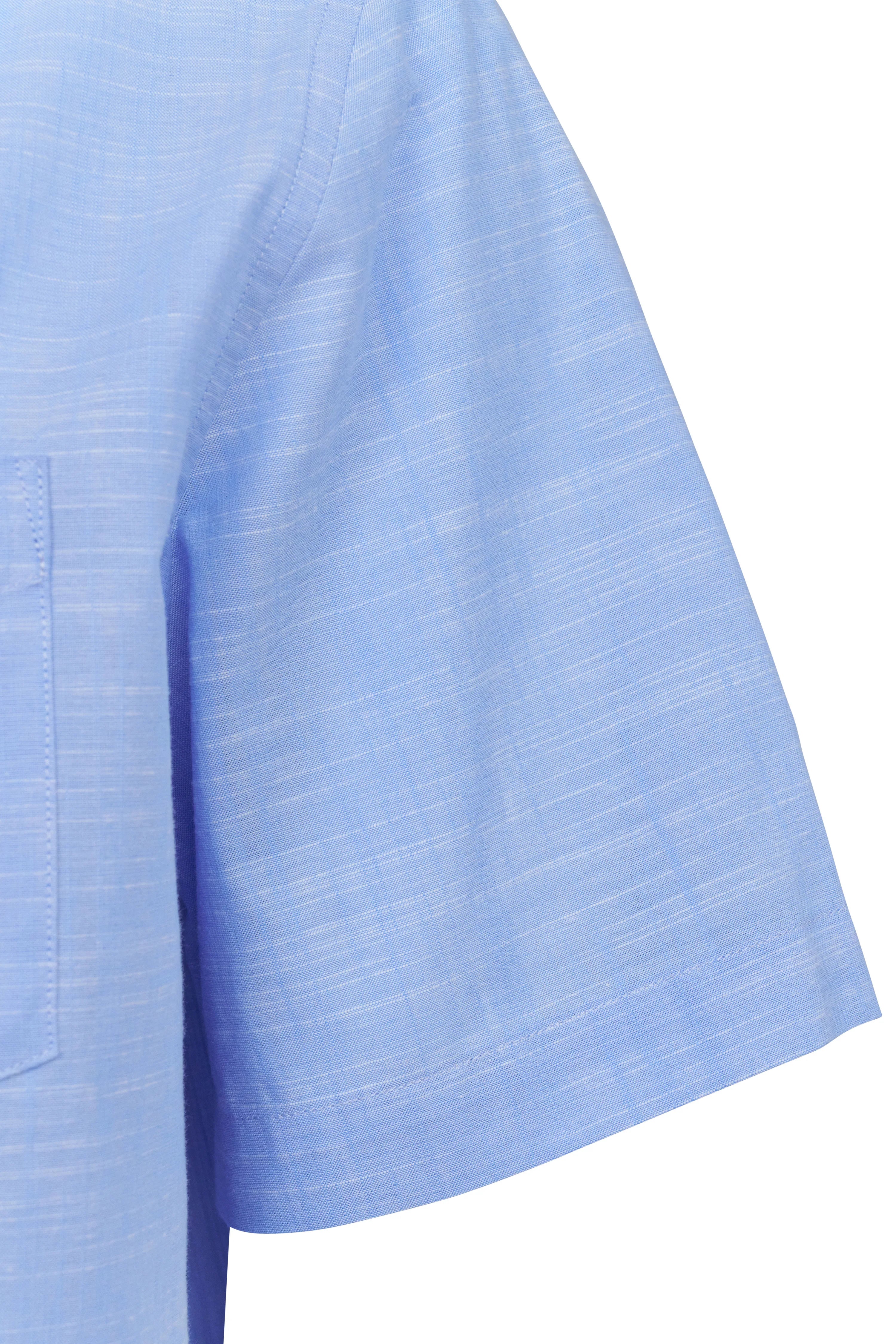 Blauw bugatti overhemd met borstzak en logo borduursel, detailweergave.