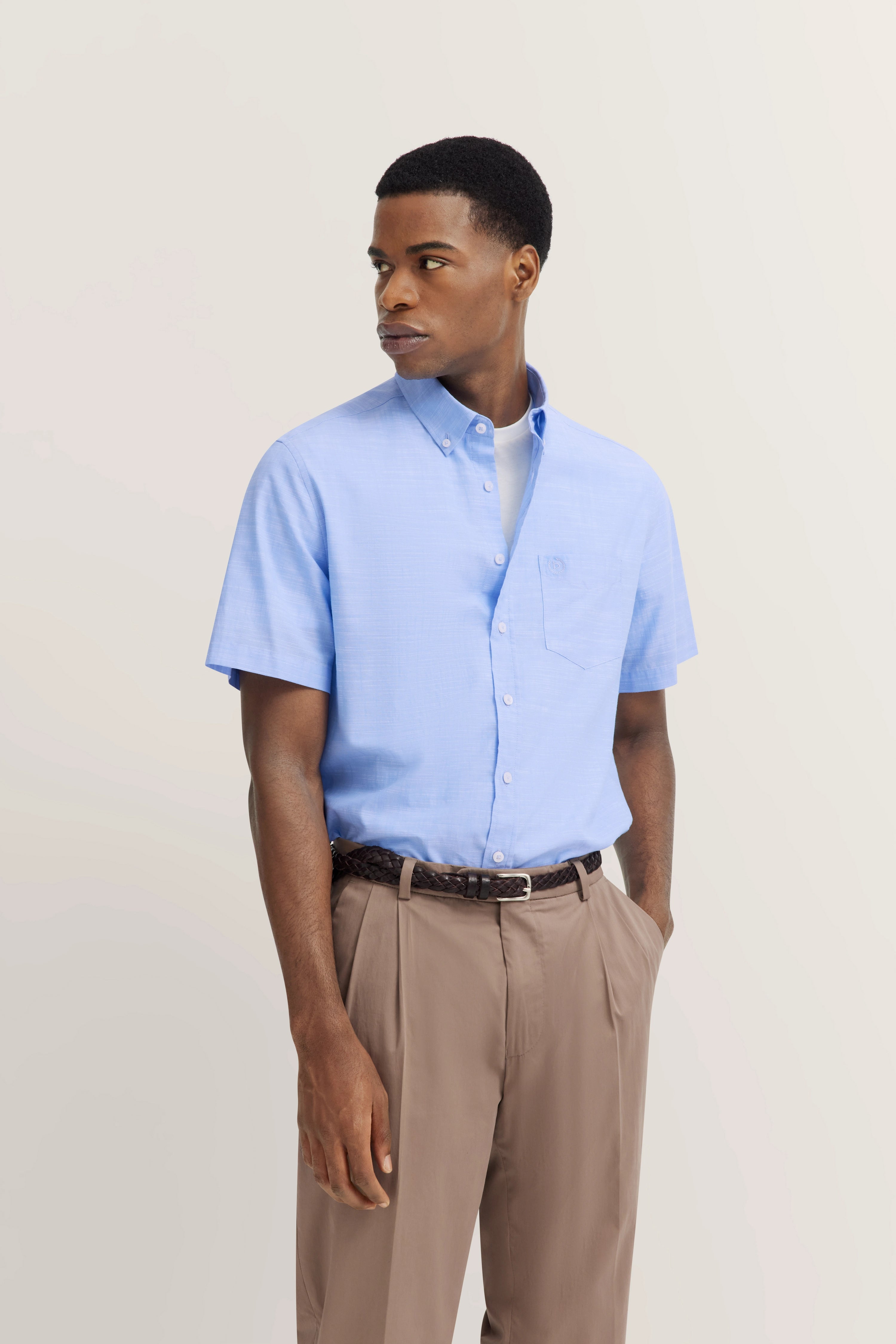 Blauw kort mouw overhemd met beige broek, stijlvol en verfijnd in bugatti's tijdloze Italiaanse levensstijl.