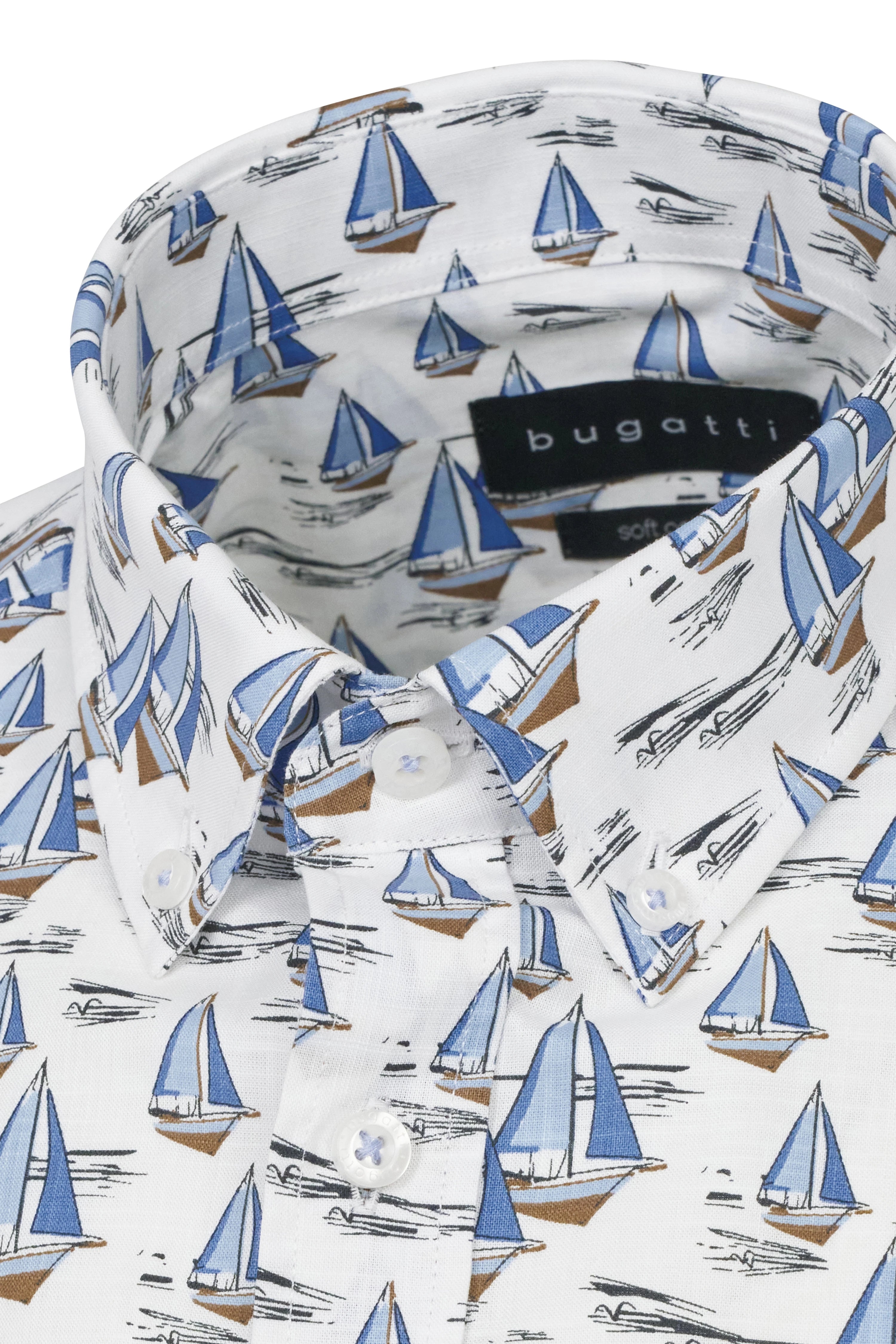 bugatti overhemd met blauw-witte zeilbootprint, close-up, buste.