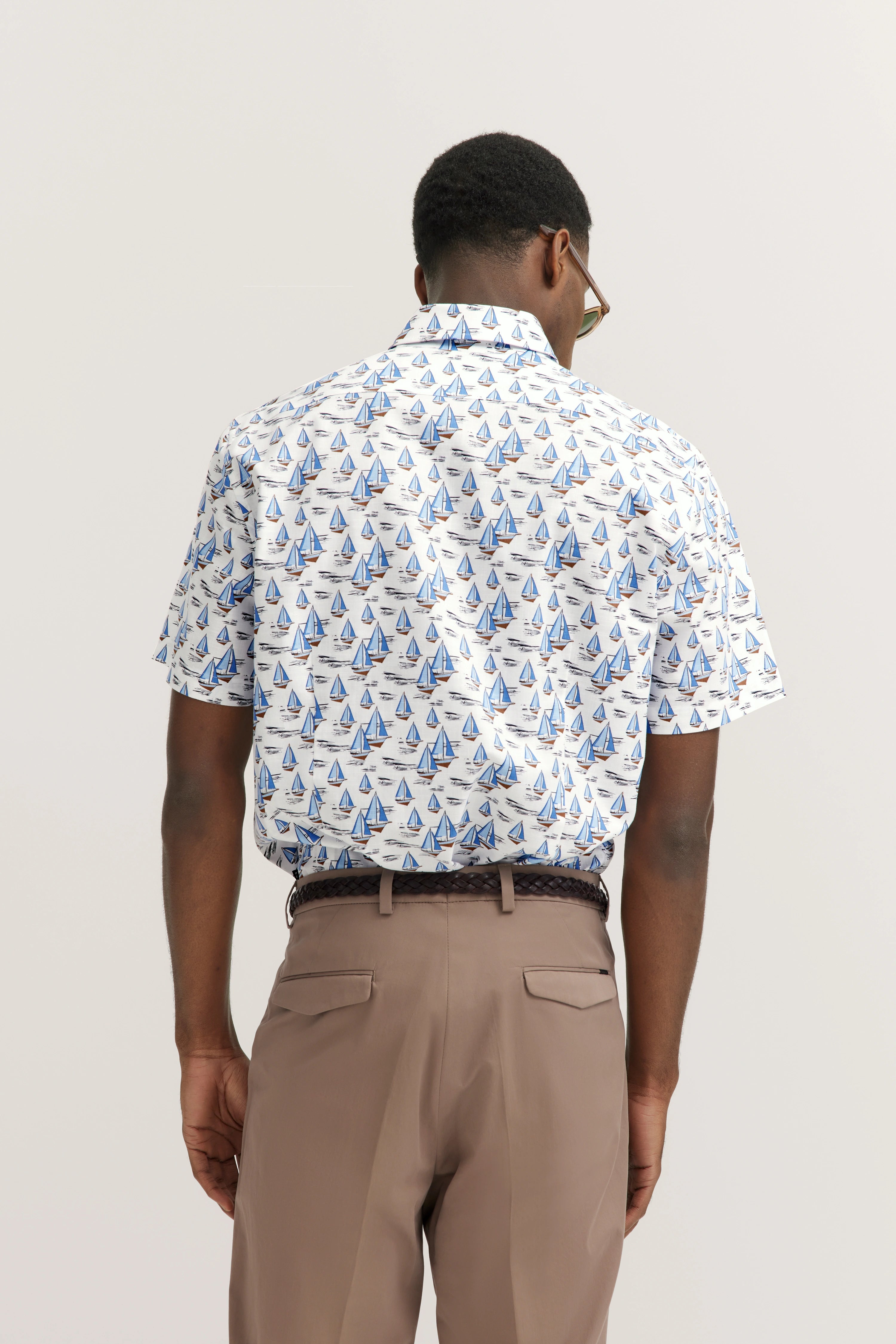 bugatti overhemd met zeilbootprint, beige broek, model van achteren.
