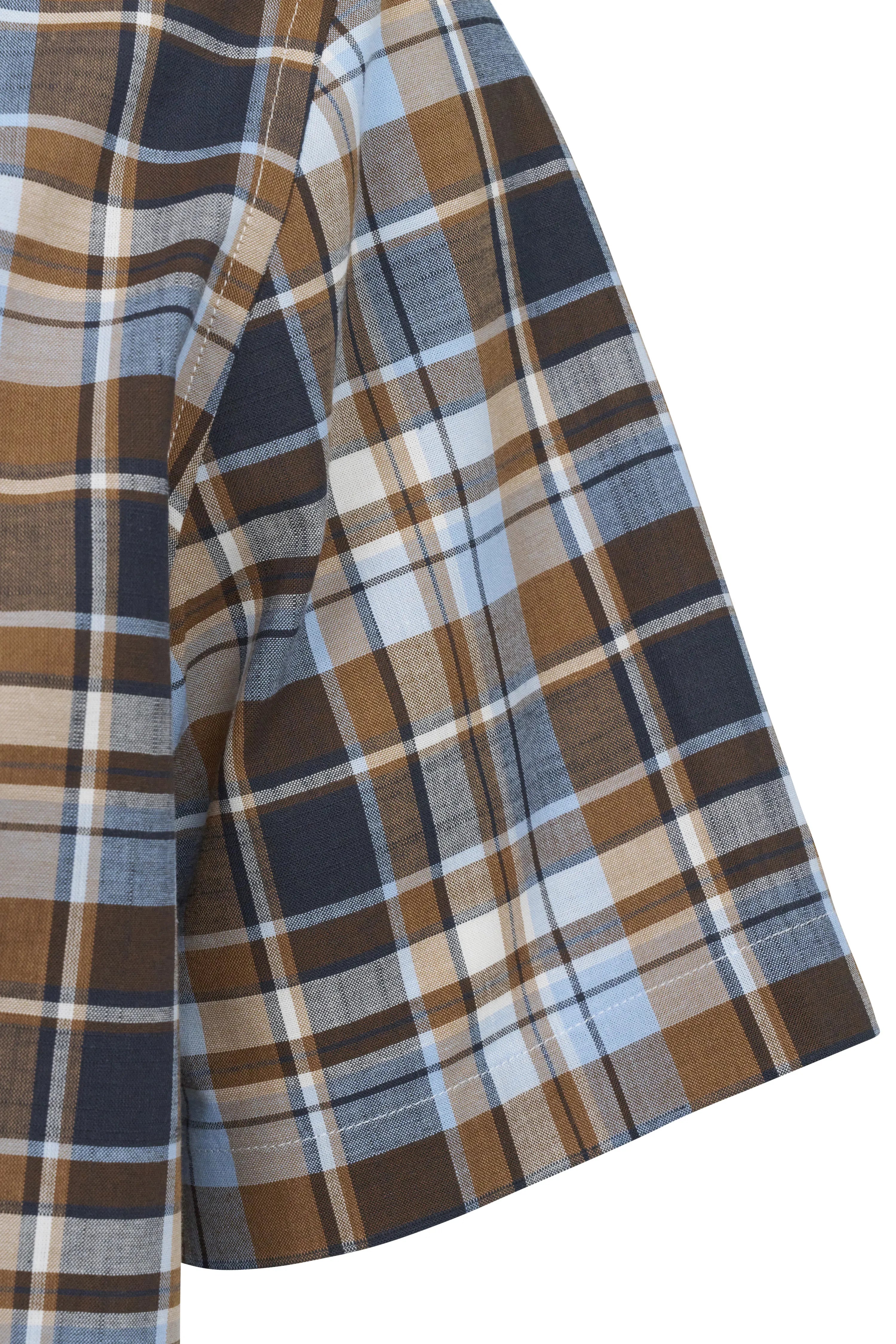 Geruit overhemd bruin/blauw, detailopname mouwstructuur. Elegantie van bugatti, geïnspireerd door Italiaanse verfijning.