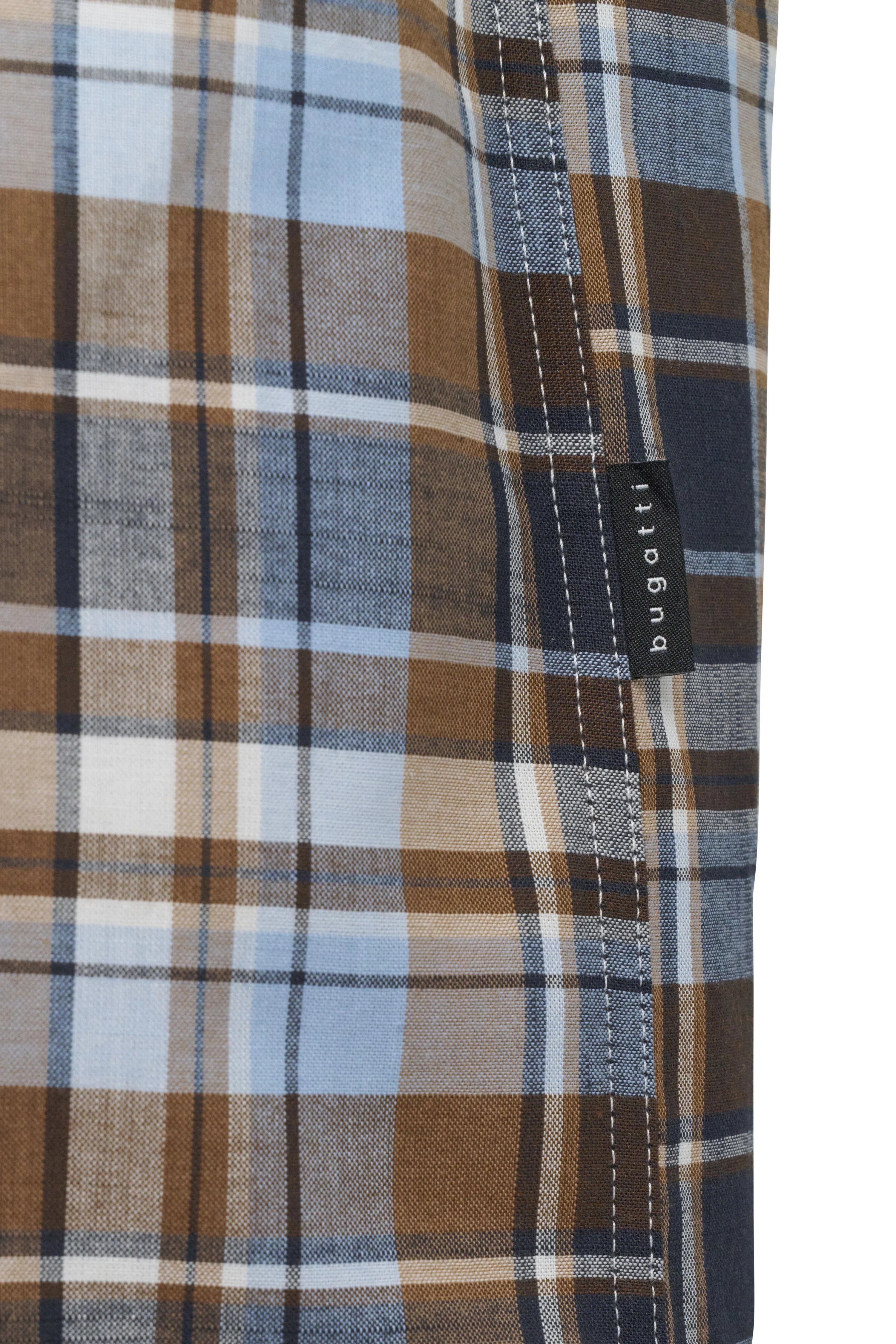 Geruit bugatti overhemd in blauw en bruin, close-up.