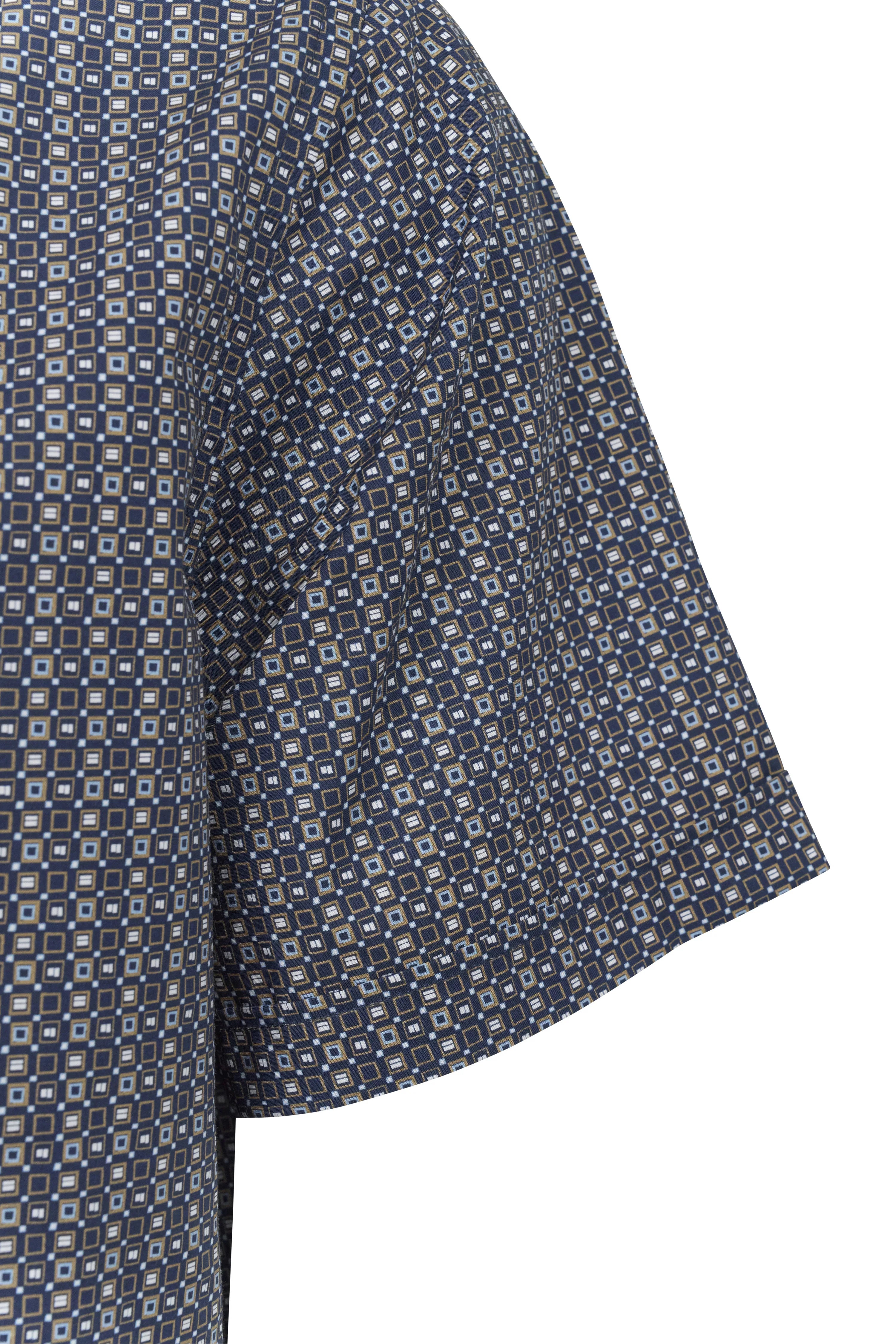 Kortemouwenshirt van bugatti met geometrisch patroon in blauw en beige, detailopname.