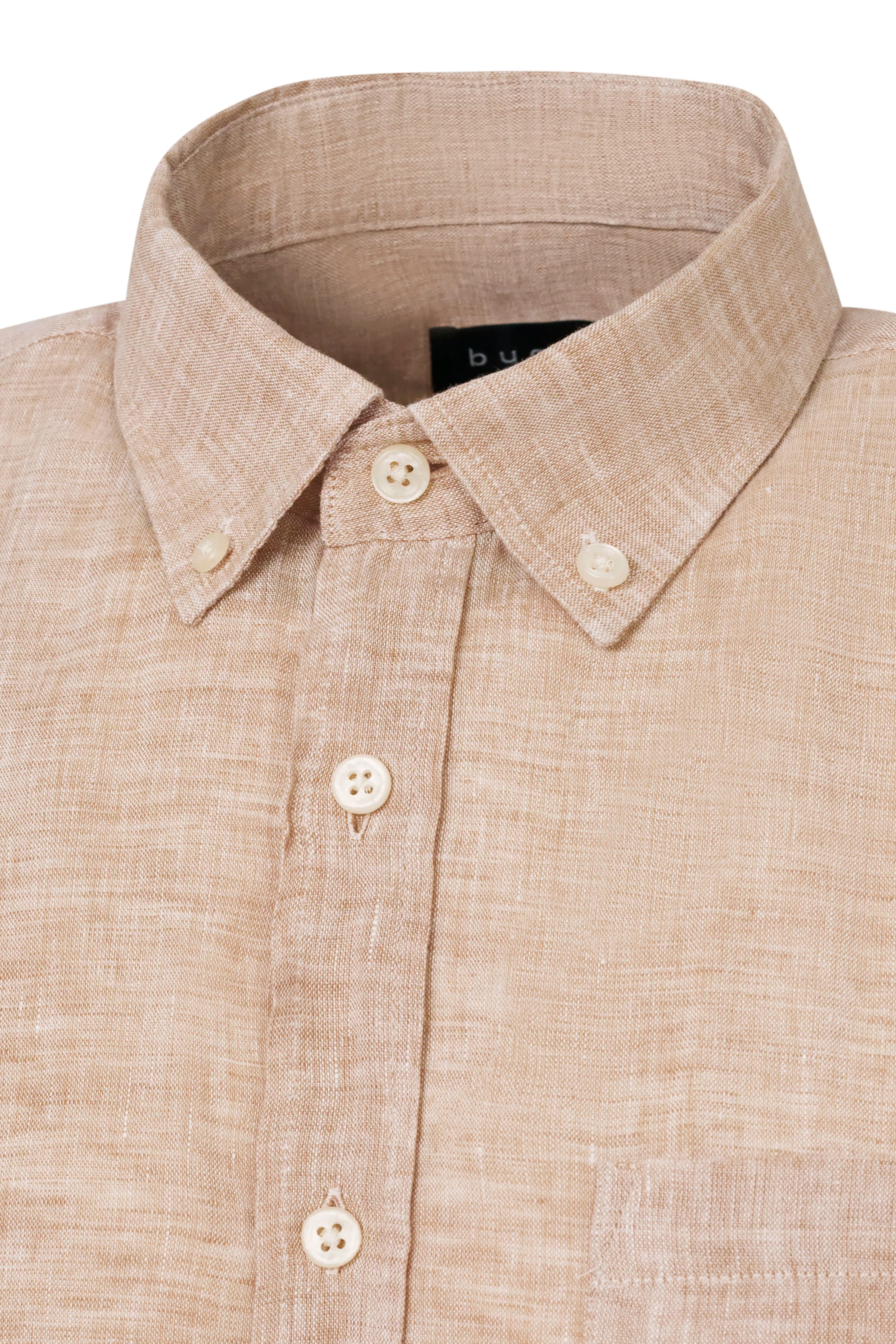 Beige linnen overhemd van bugatti, close-up, met klassieke knopen en kraag.