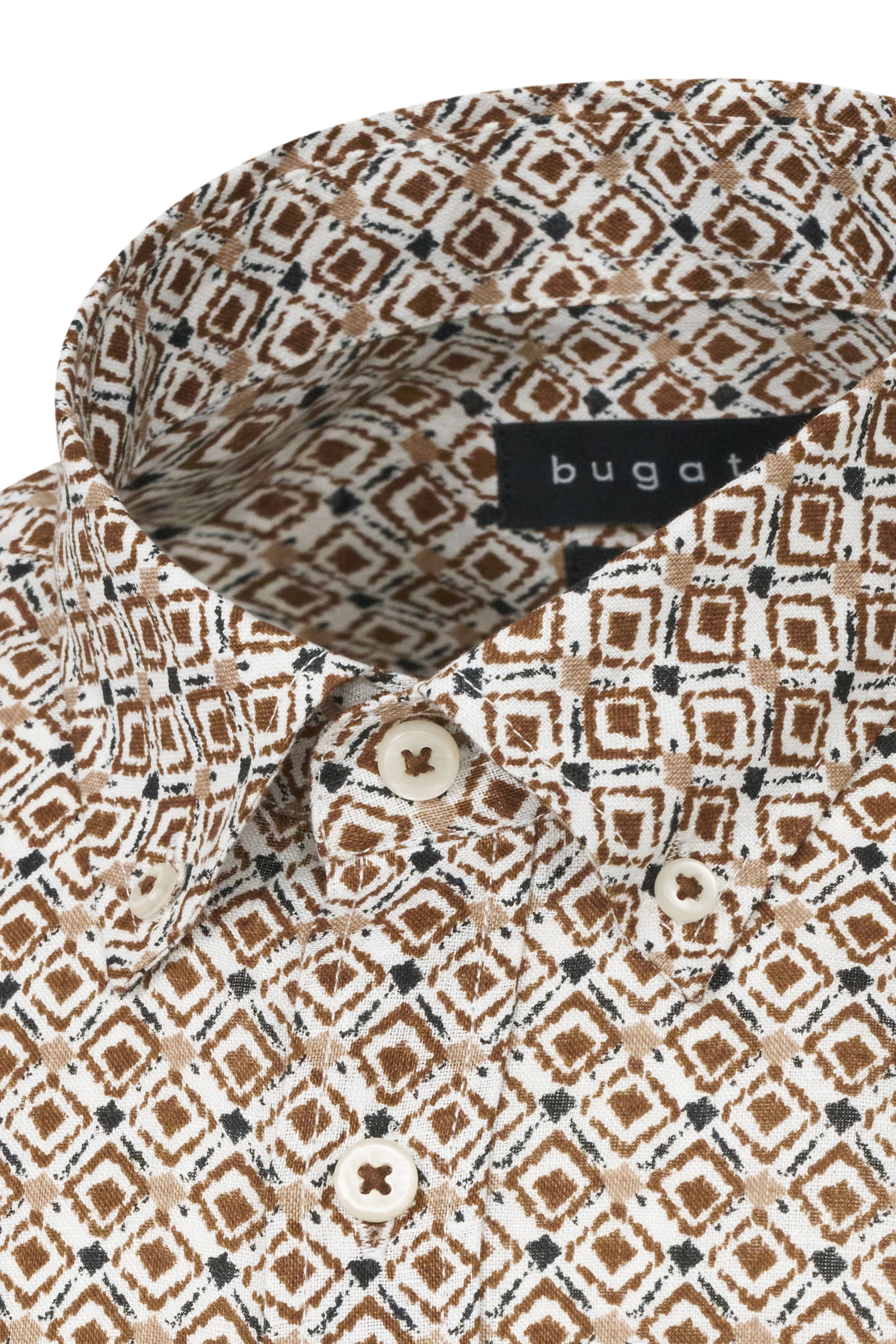 Borstbeeld met bruin-wit patroonhemd over wit shirt, straalt bugatti's verfijnde stijl en Italiaanse elegantie uit.