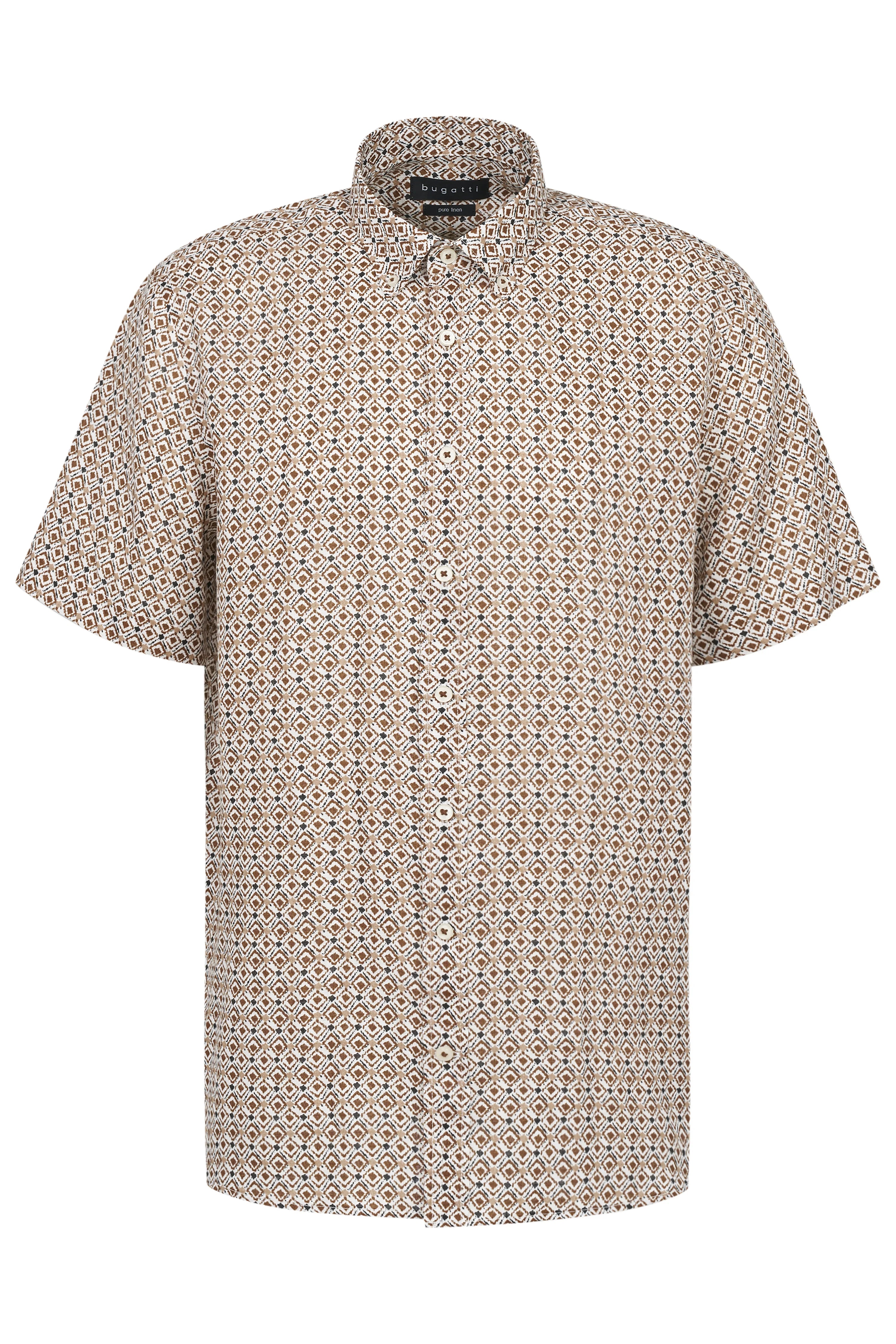 Achteraanzicht model in bedrukt kort overhemd en beige broek, ontspannen houding.