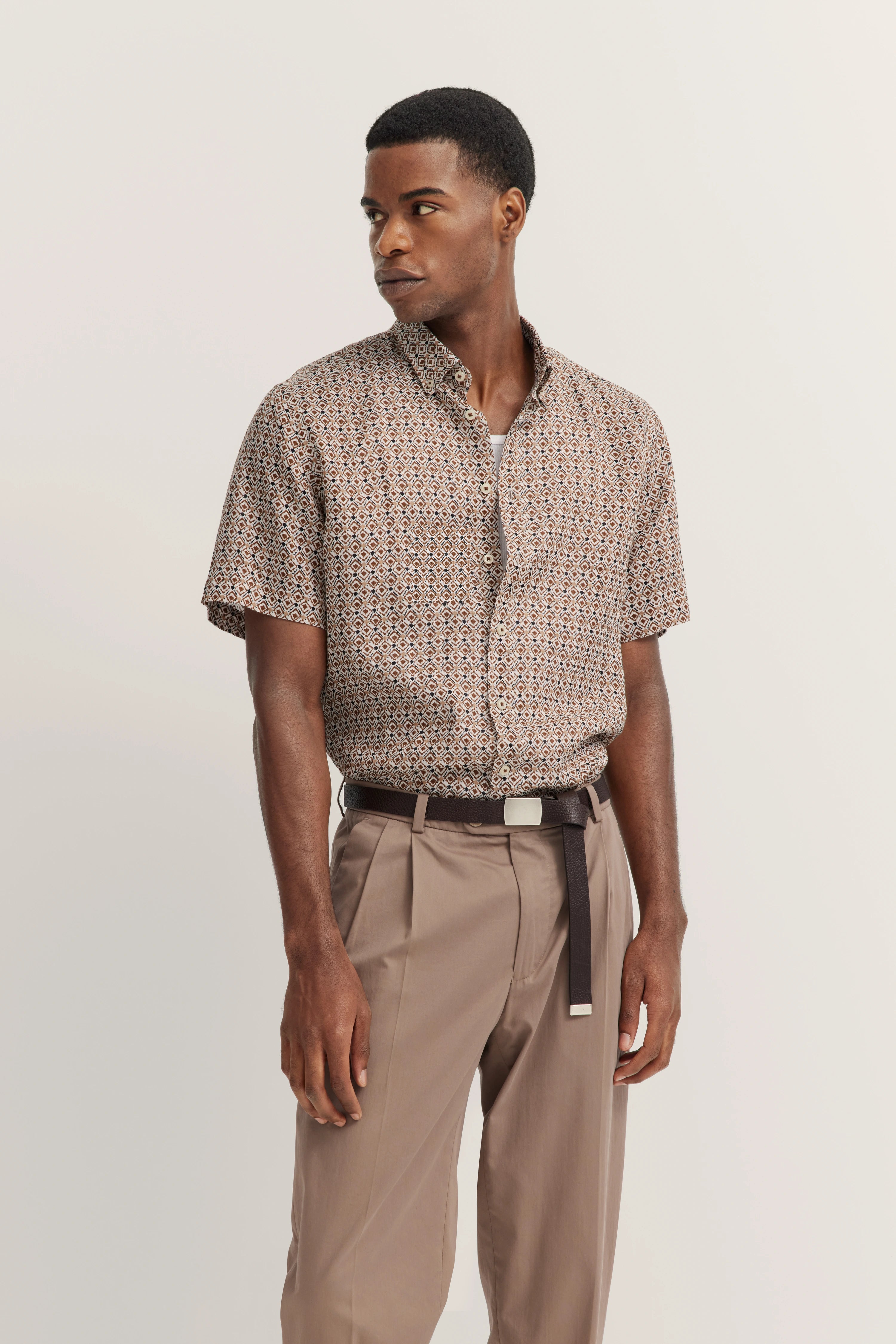 Kortemouwenoverhemd met geometrisch patroon, beige broek