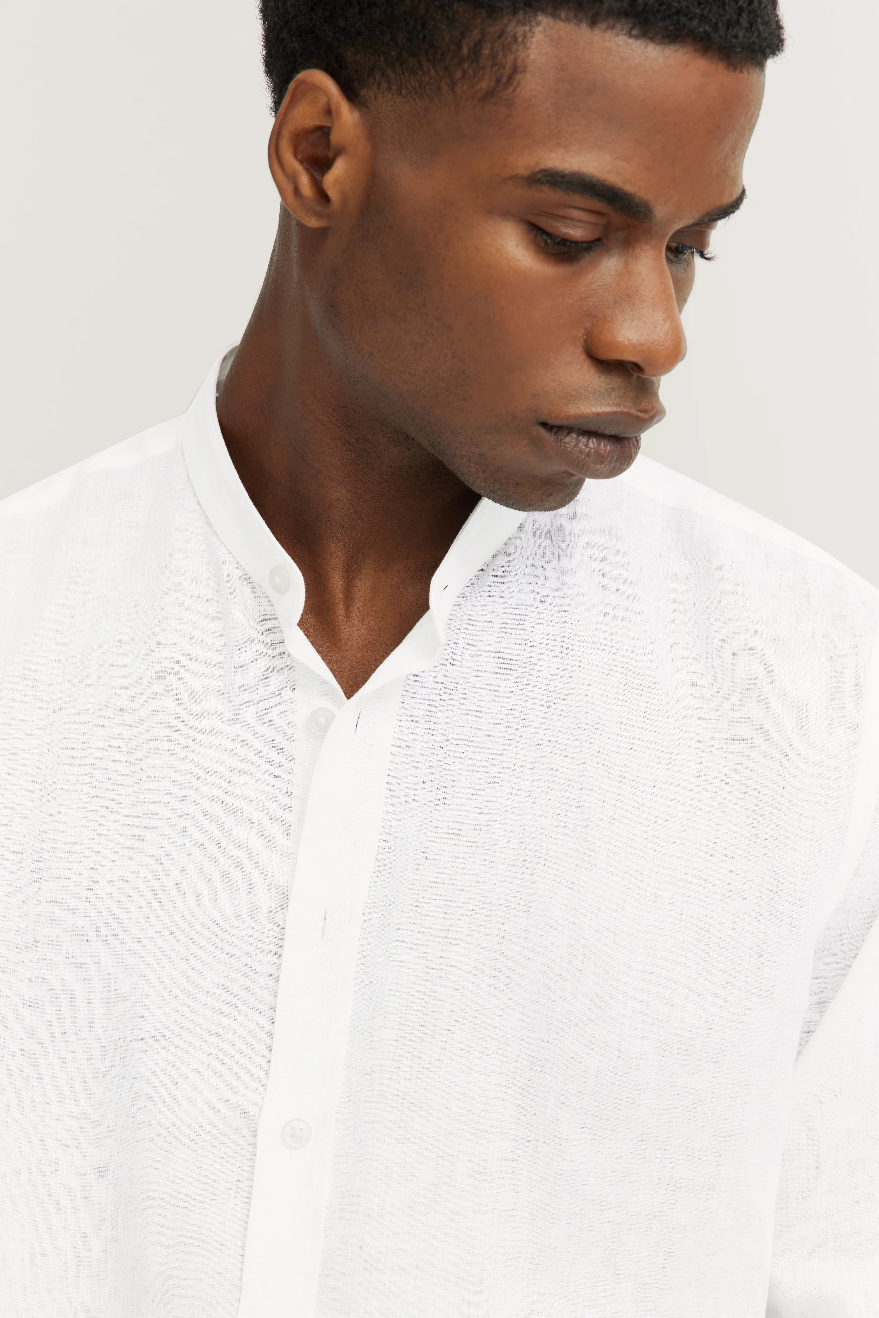 Wit bugatti overhemd, opstaande kraag, casual model, halfprofiel.