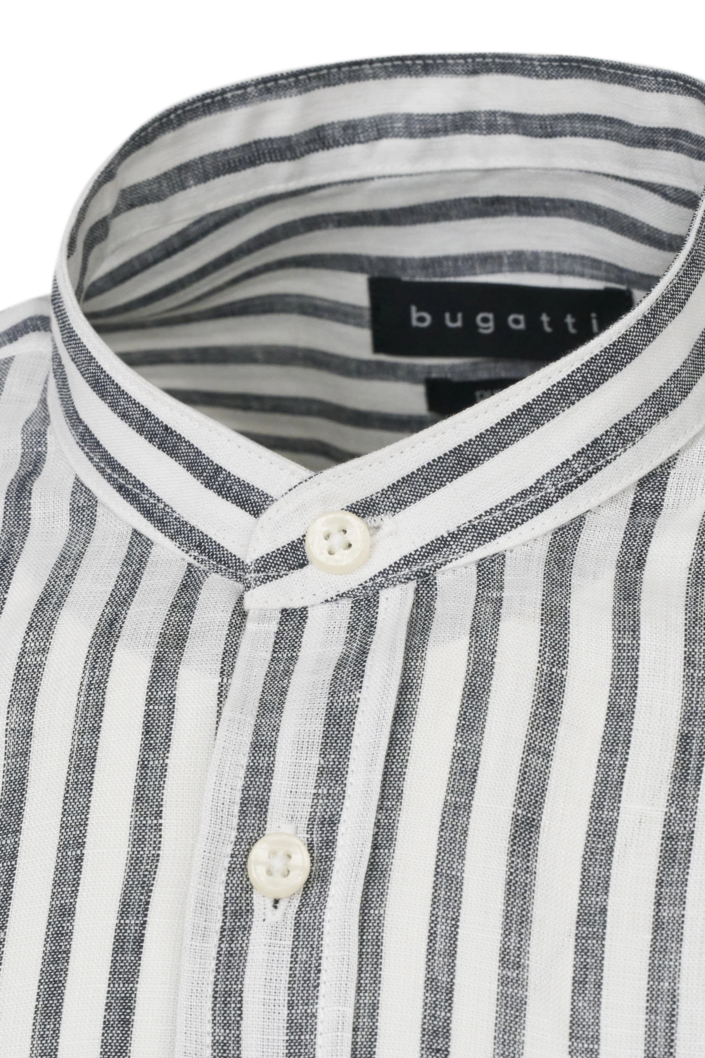 Zwart-wit gestreept bugatti overhemd met opstaande kraag, detailopname, klassieke stijl.