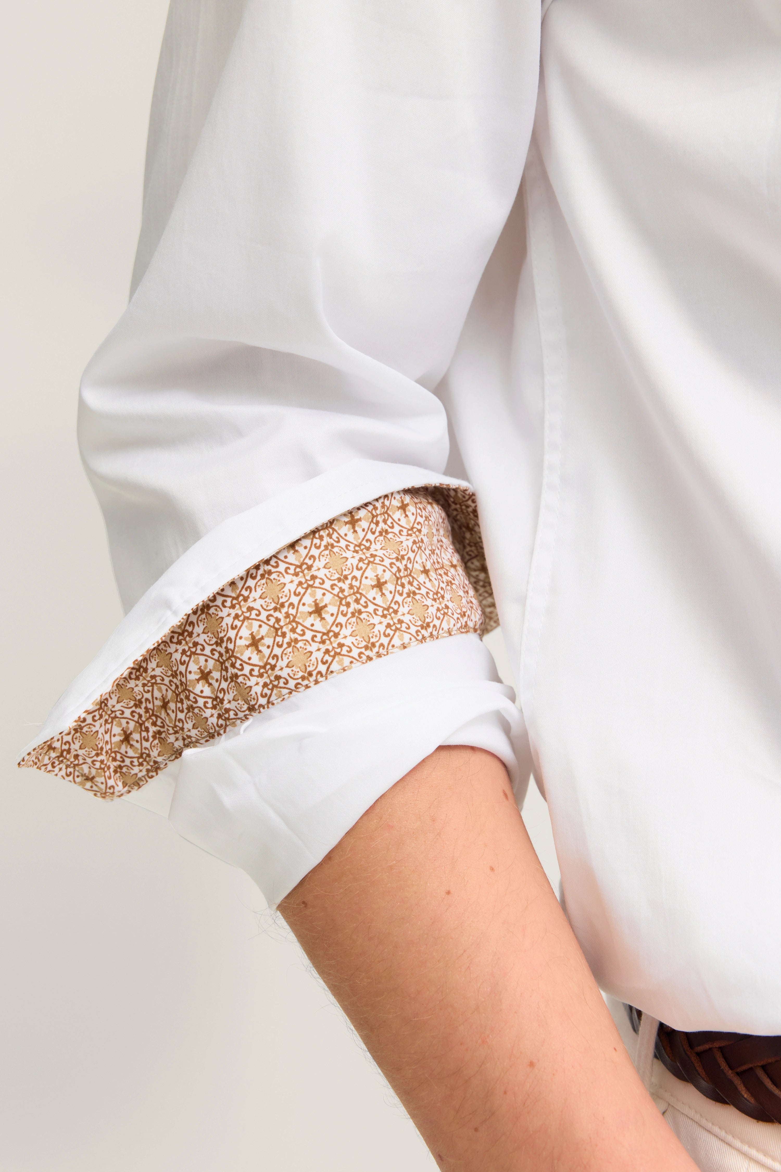 Weiße bugatti Bluse mit gemustertem Ärmelaufschlag in Braun, legeres Büstenbild.
