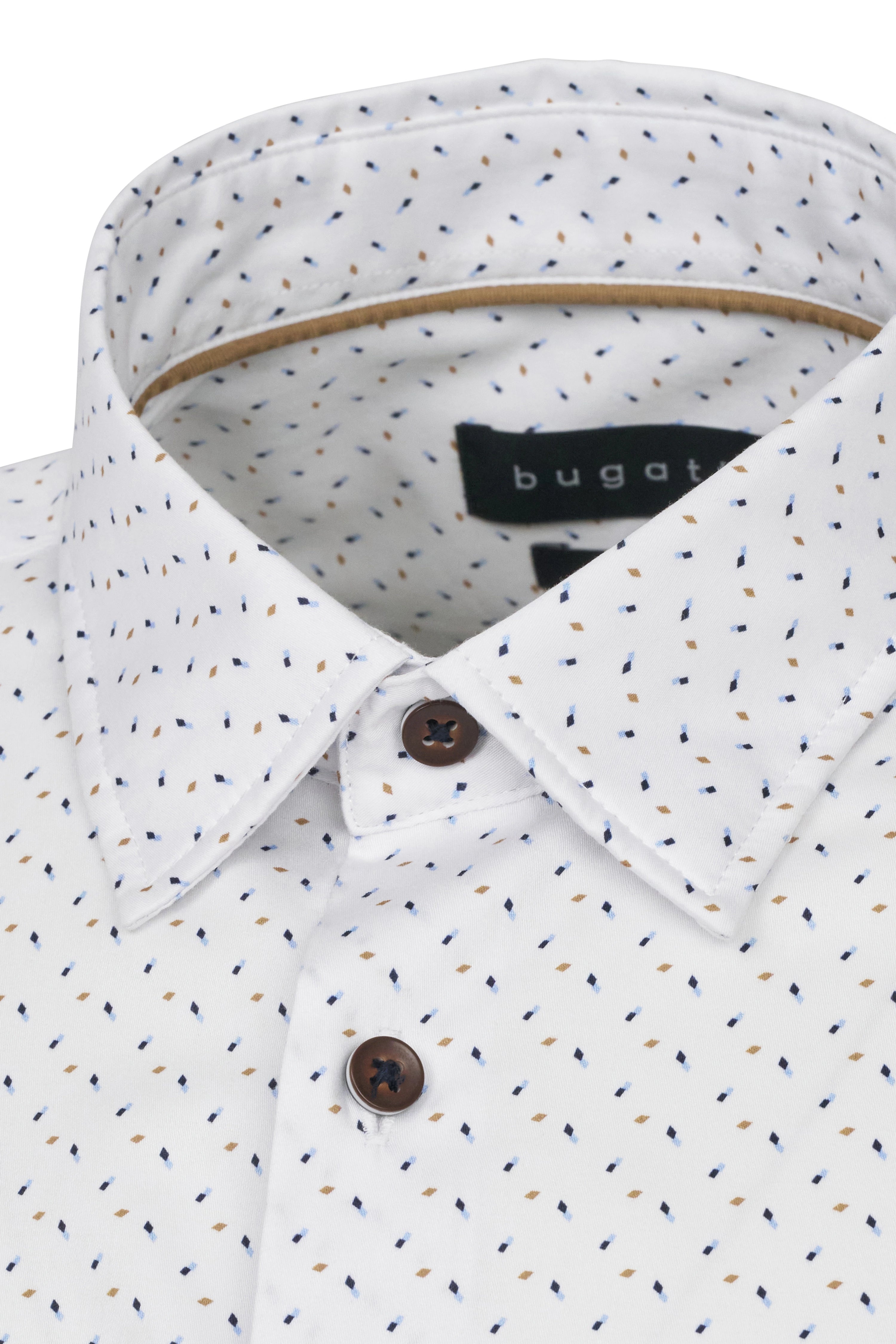 Witte bugatti blouse met blauw-gouden patroon, knopenlijst, detailopname.