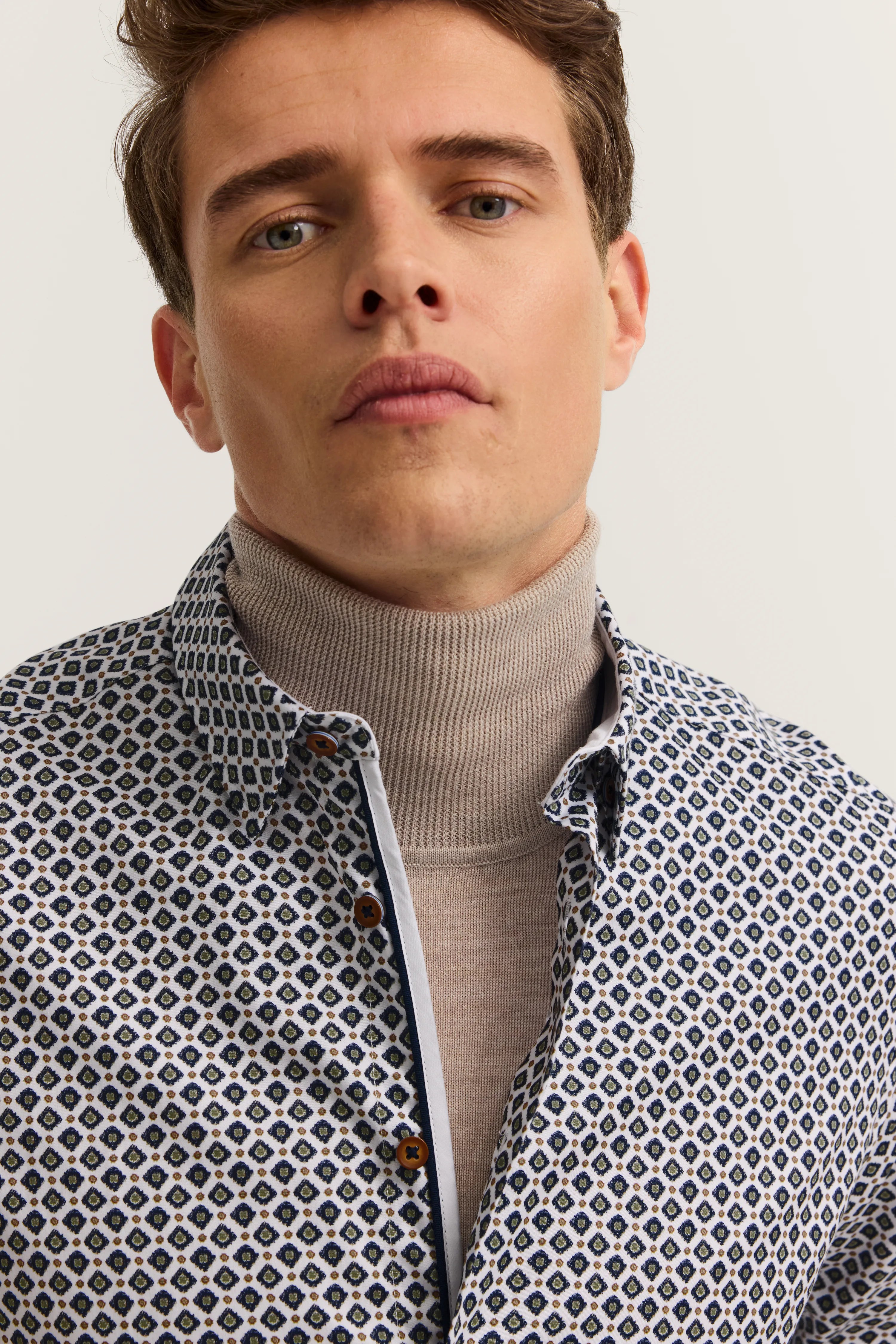 Weiße bugatti Bluse mit blauem geometrischem Muster, Büstenbild, Rückansicht.