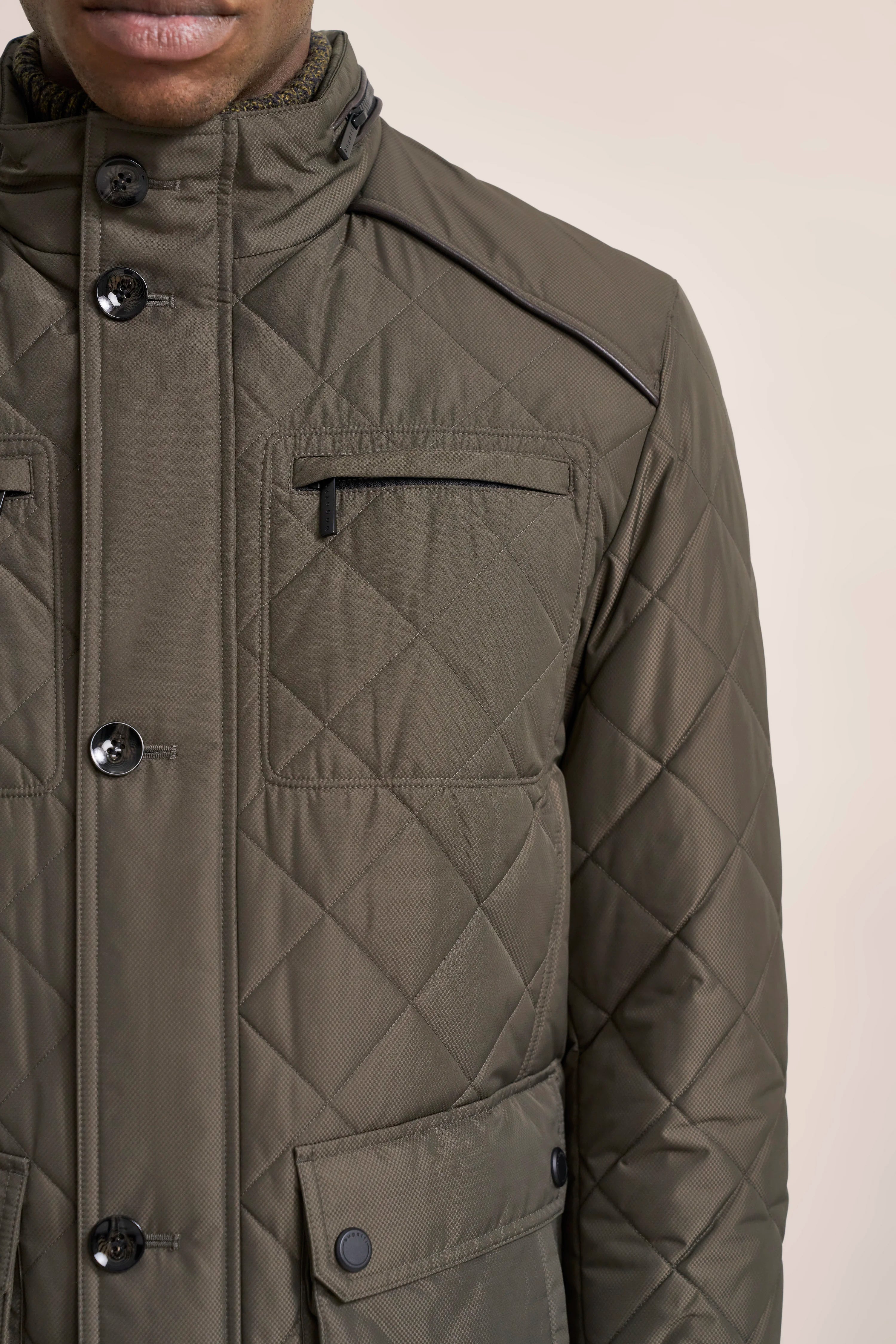 Steppjacke in Olivgrün mit Knopfleiste und Taschen, Detailansicht, bugatti Stil und Qualität.