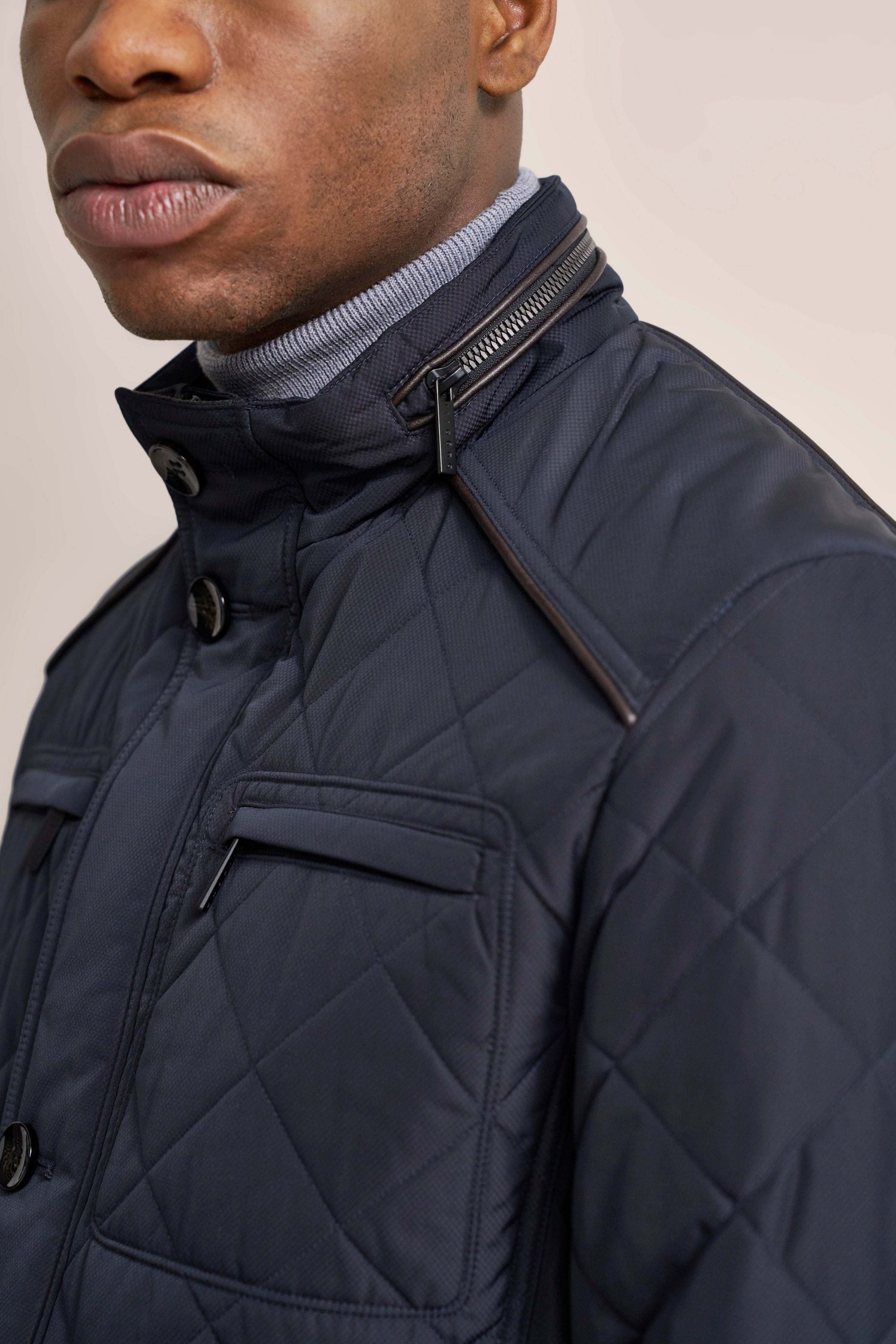 Dunkelblaue Steppjacke von bugatti, Detailaufnahme, legeres Bild.