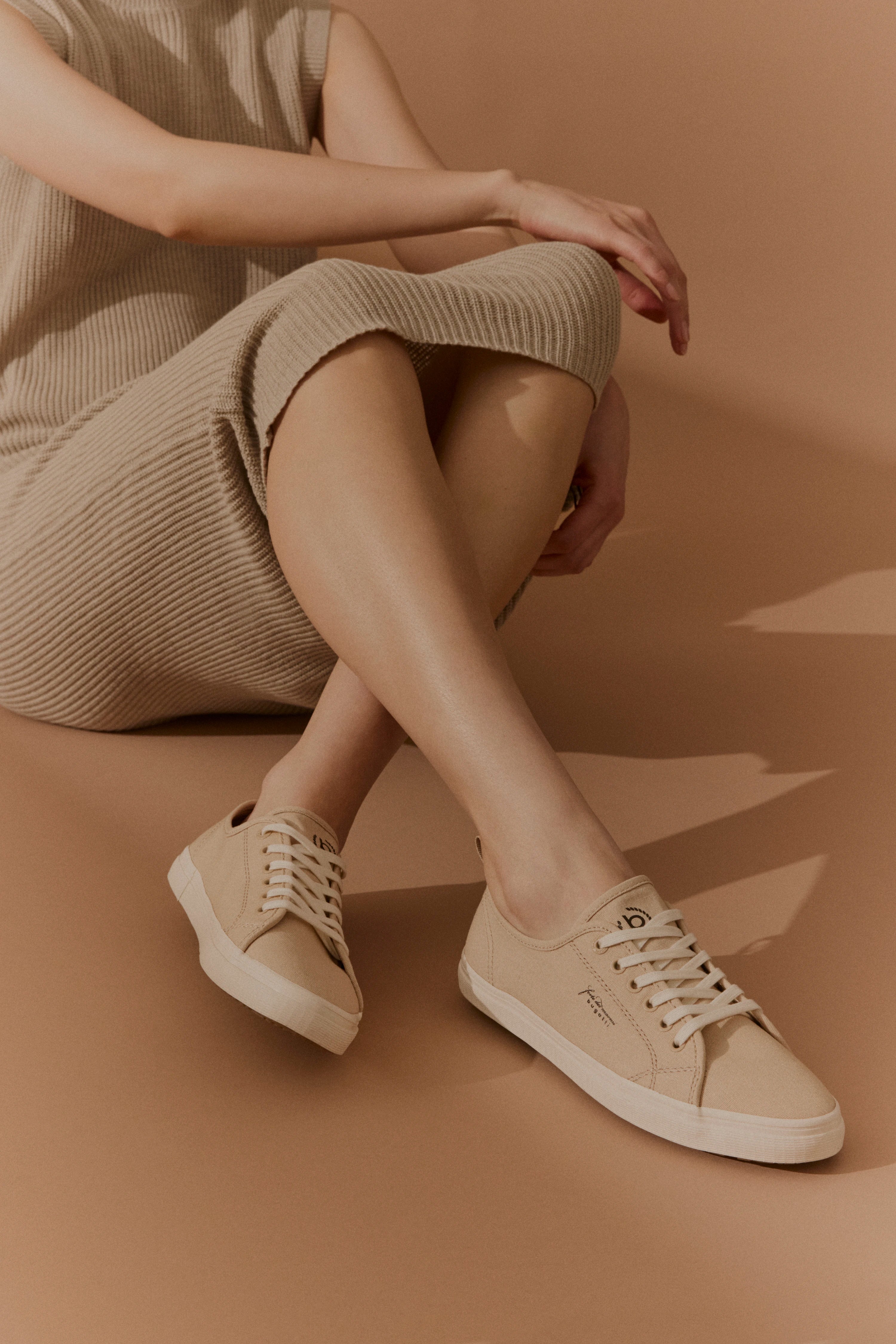 Canvas sneaker with textured surface in beige