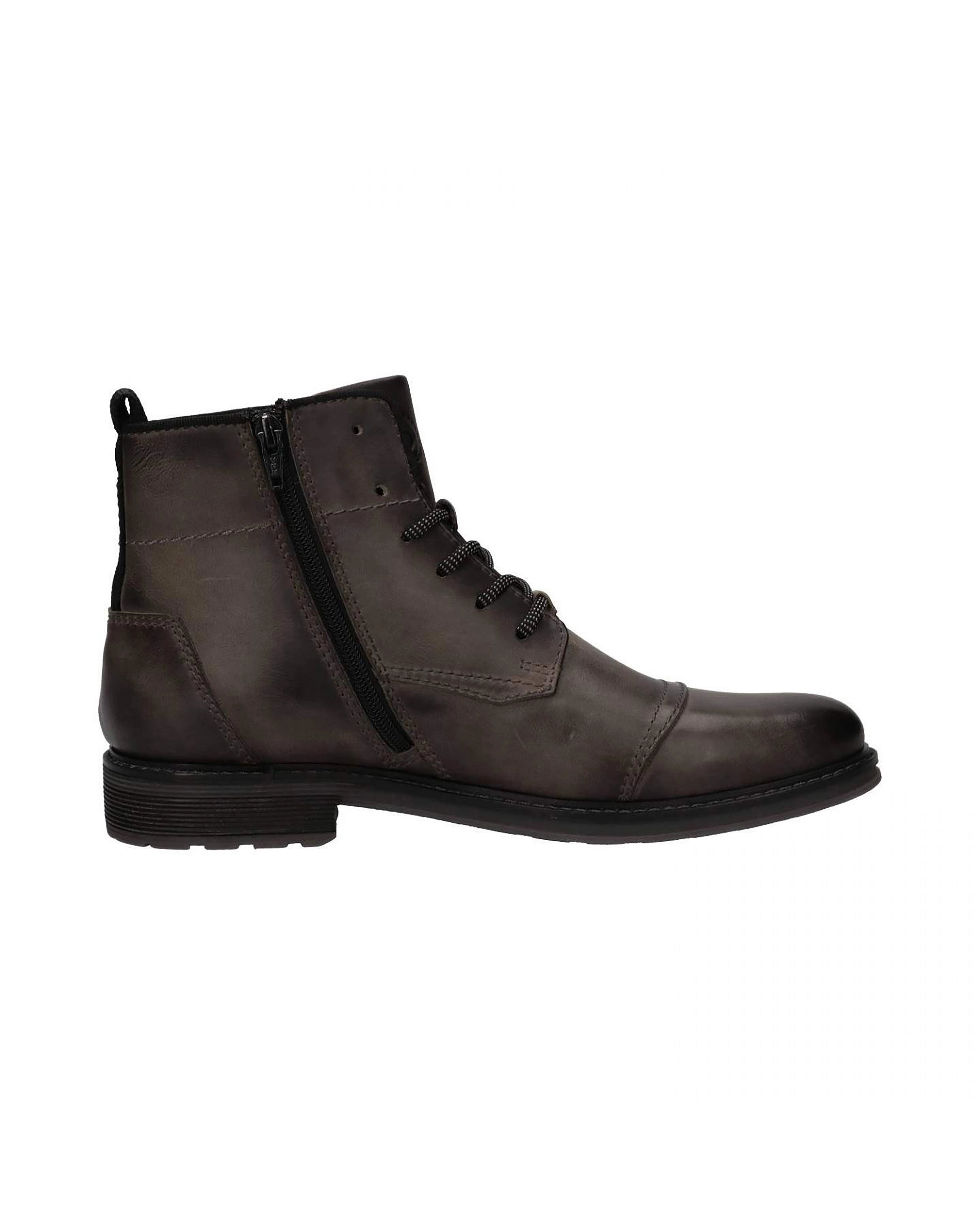 Dunkelbrauner bugatti Stiefel, seitlicher Reißverschluss, legeres Büstenbild.