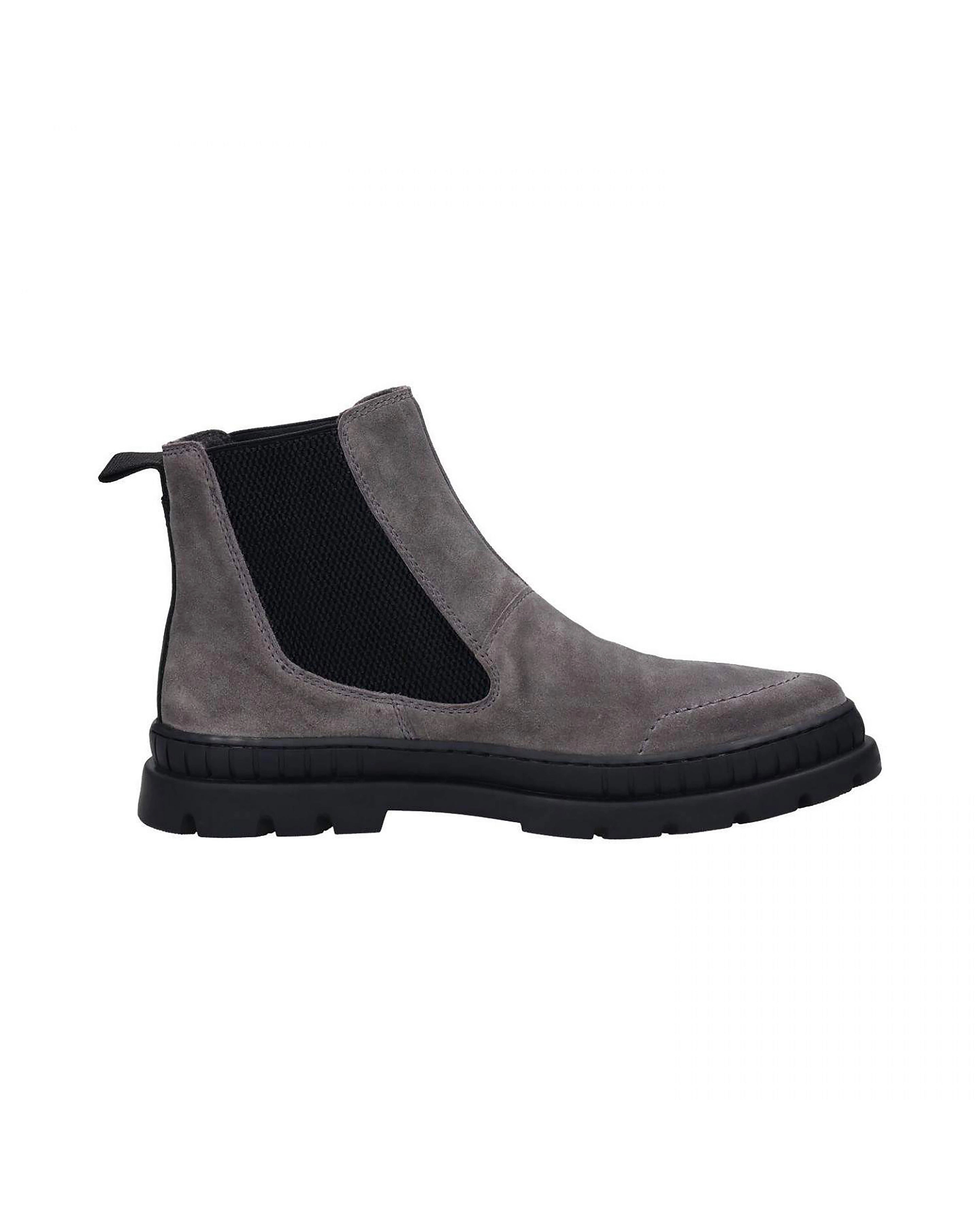 Grauer bugatti Chelsea Boot in Wildleder, seitliches Gummiband, robuste Sohle. Seitenansicht.