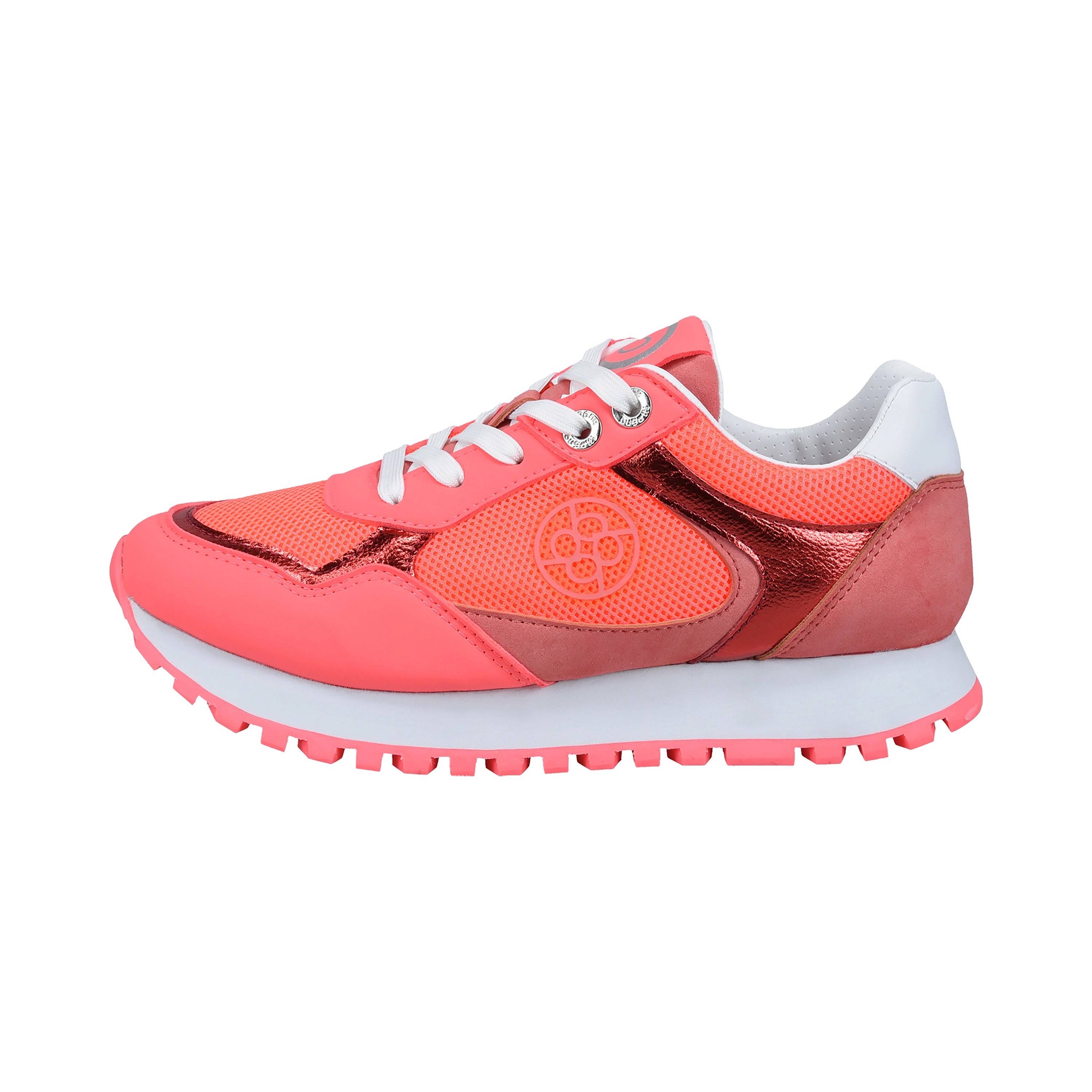 Sneaker in Koralle mit Metallic-Details von bugatti, Seitenansicht, sportlicher Stil.