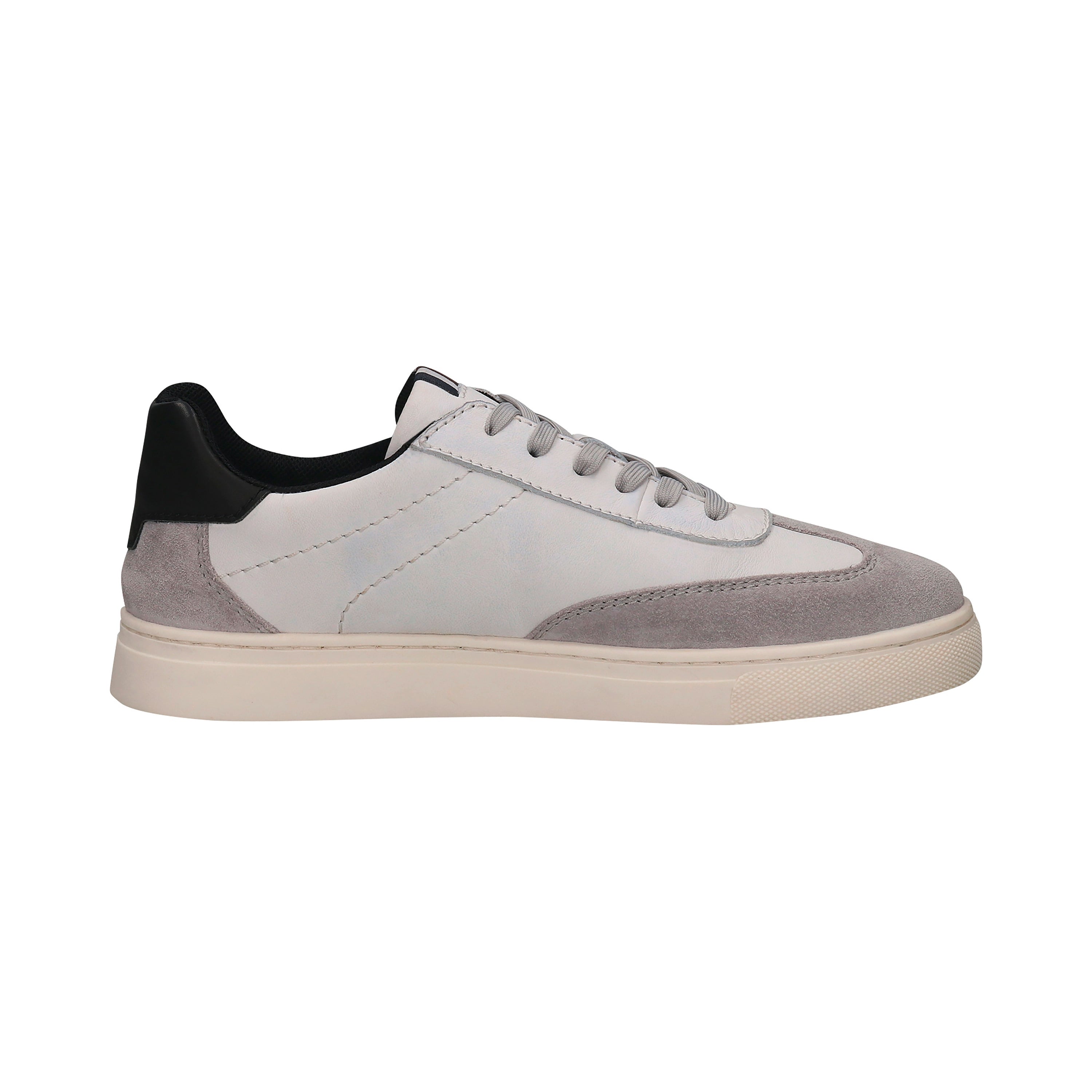 Weiße und graue bugatti Sneaker im Seitenprofil, schlichtes Design, auf hellem Hintergrund.