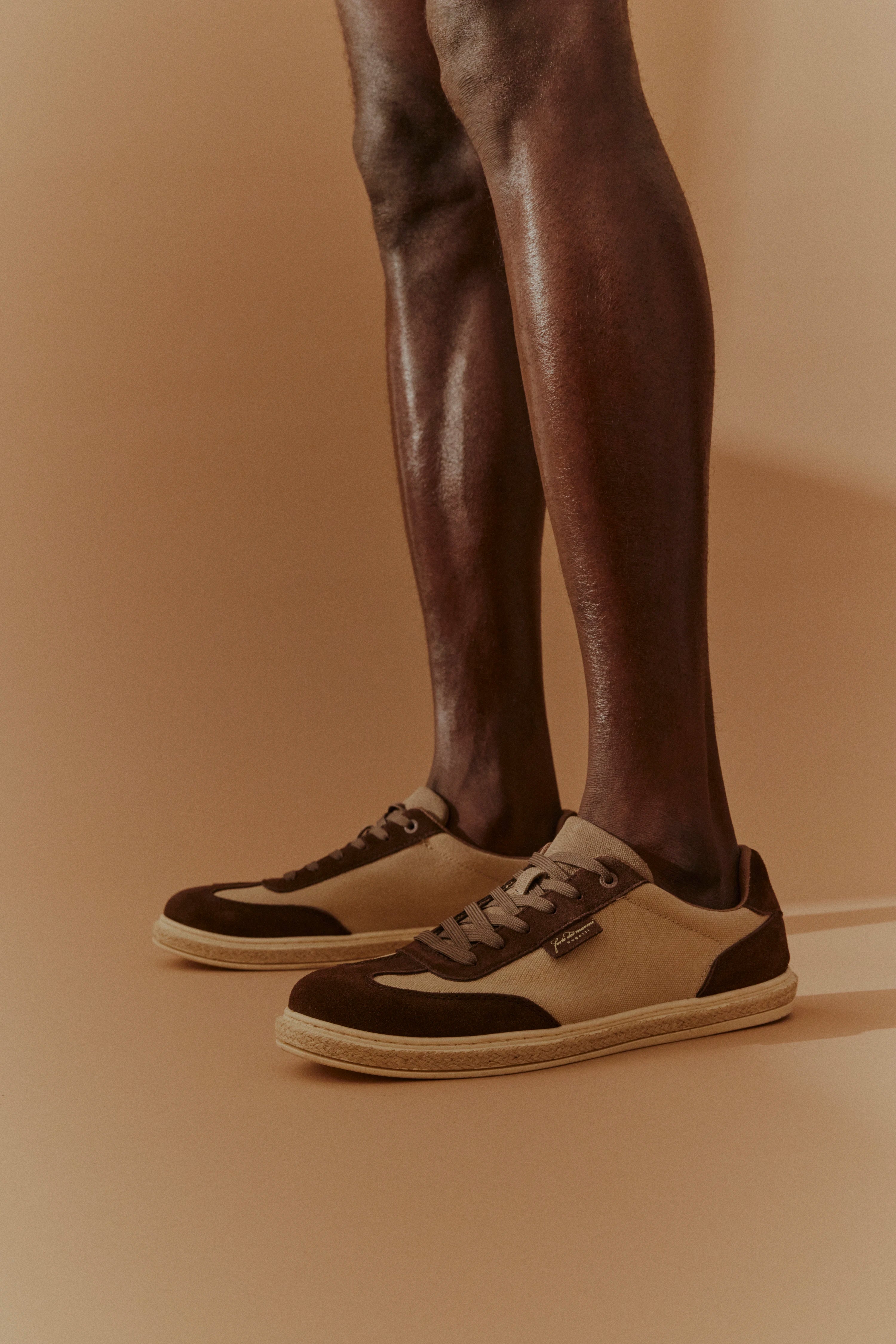 Sneaker in tela con suola espadrillas e contrasti di materiali in marrone