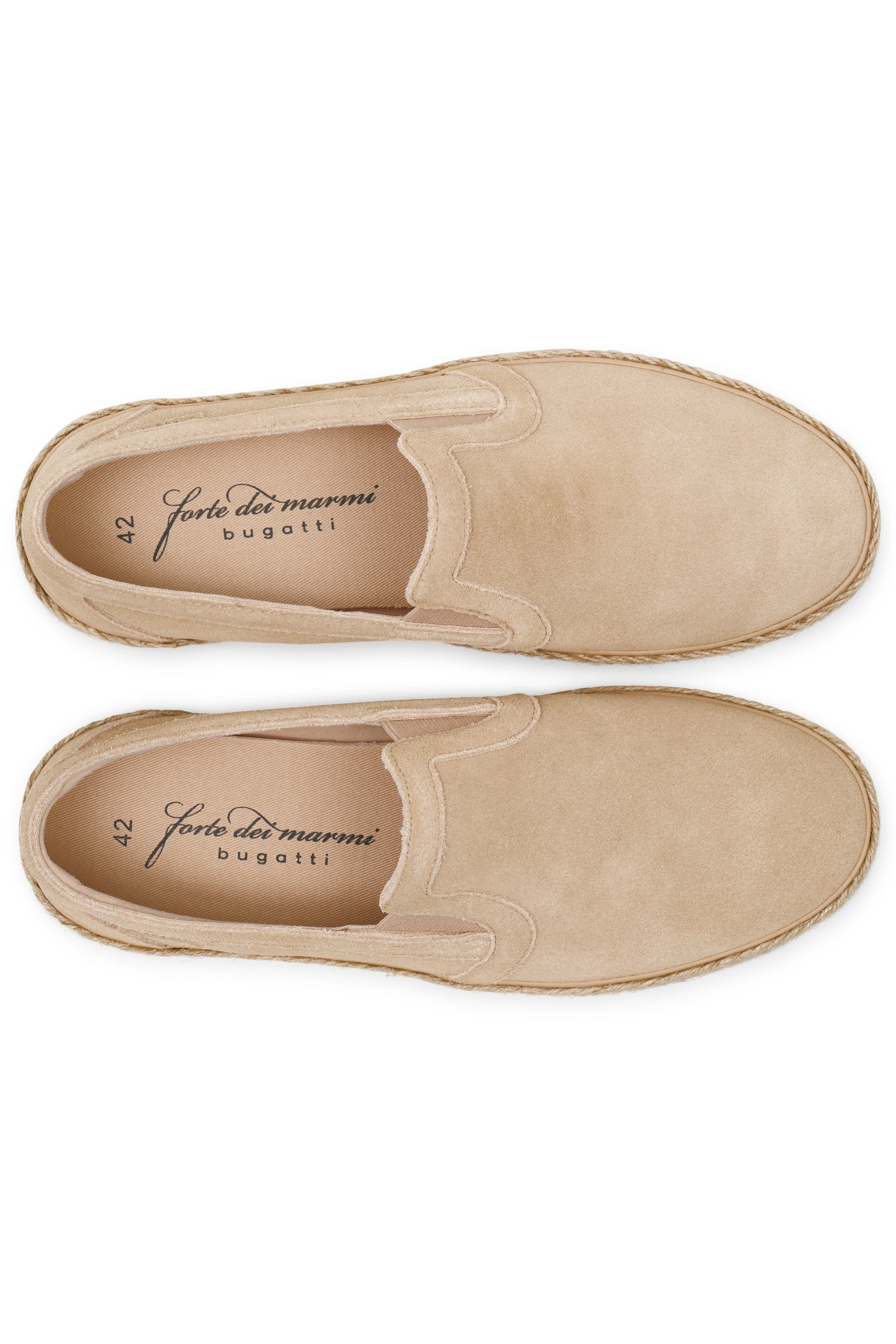 Beige bugatti Slipper aus Wildleder, Büstenbild, zeitloses Design, Eleganz und Komfort vereint.