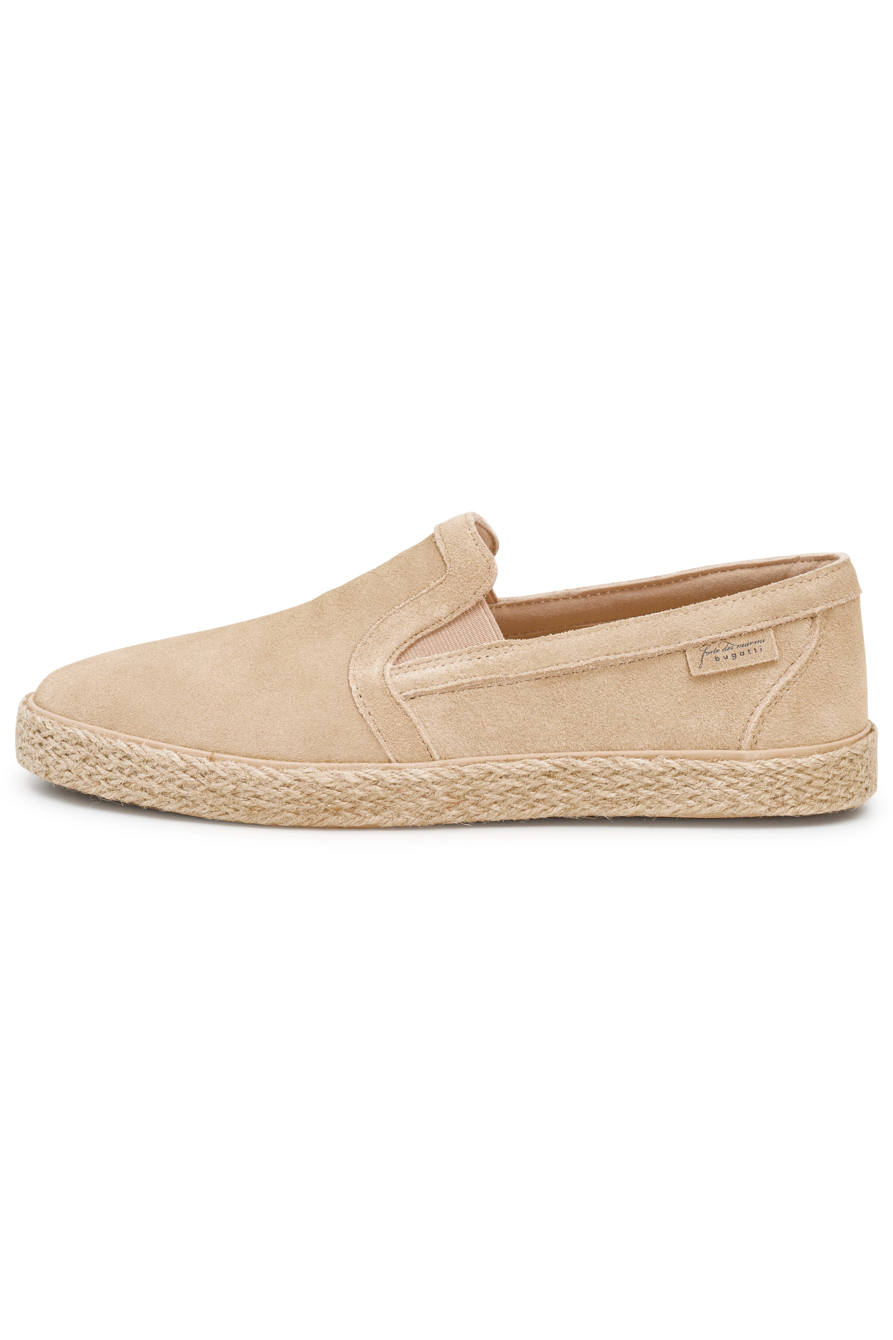 Beiger bugatti Slipper aus Wildleder, Seitenansicht, auf weißem Hintergrund.
