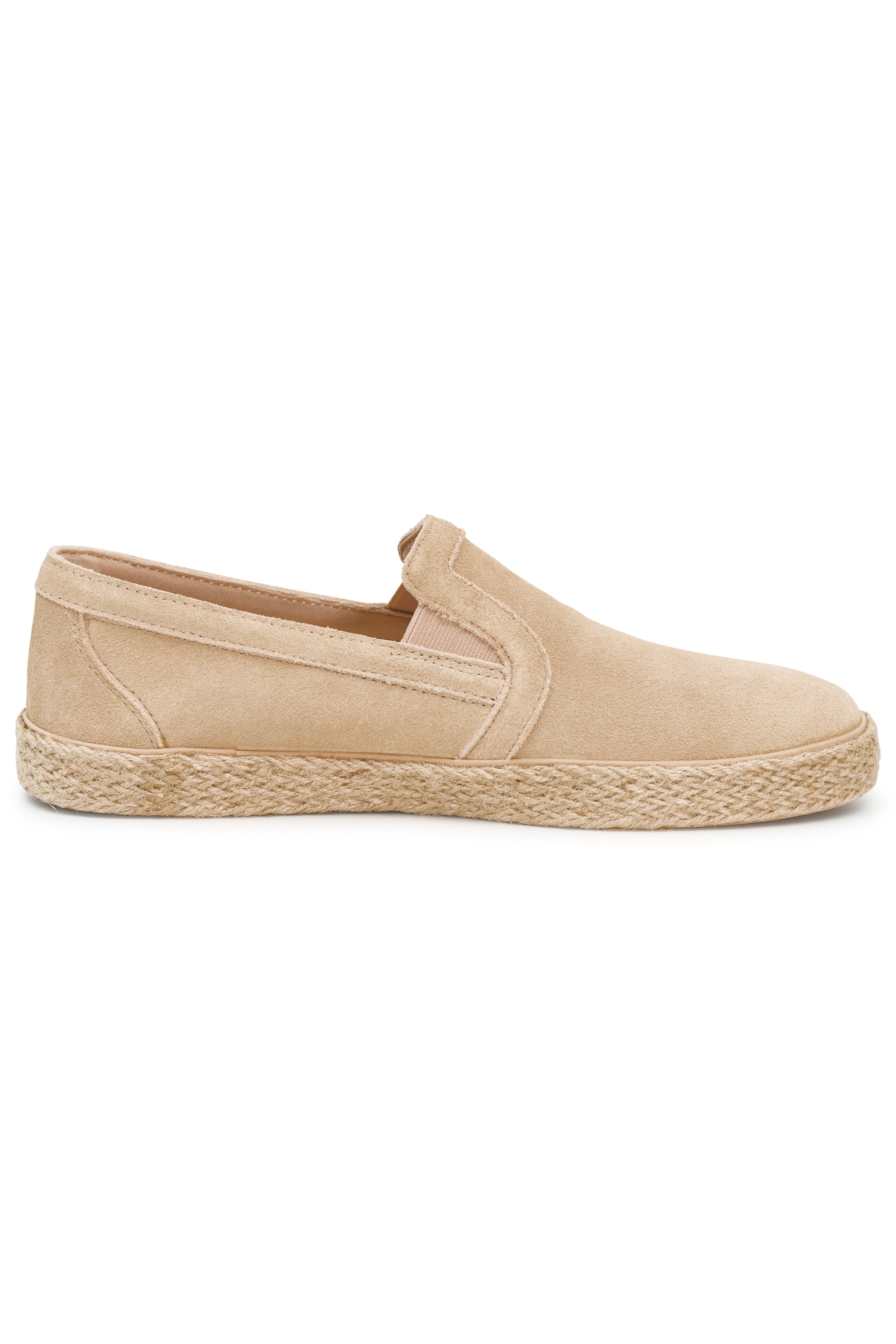 Beiger bugatti Slipper aus Wildleder mit geflochtener Sohle, Seitenansicht, legeres Büstenbild.