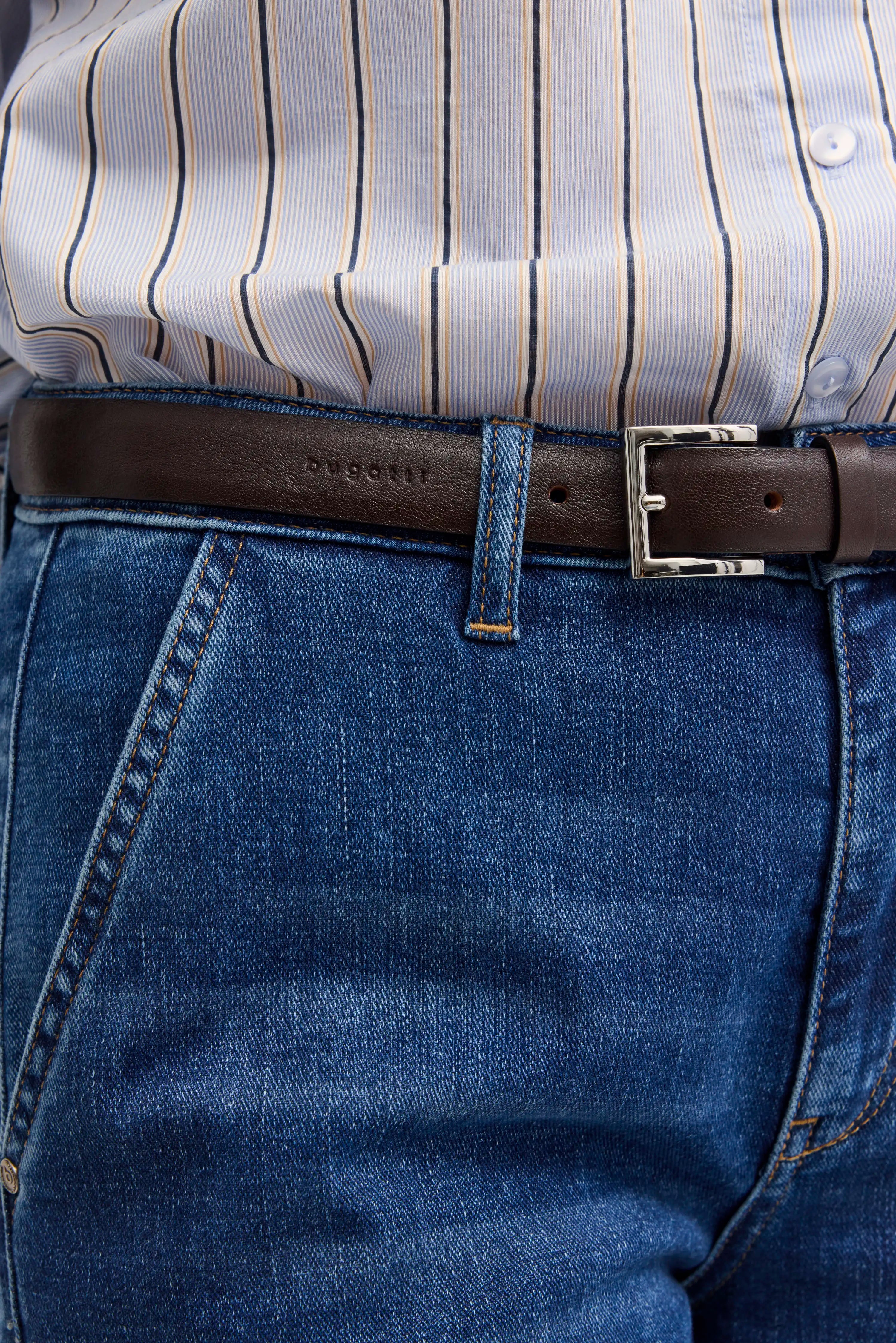 Streifenshirt in Weiß-Blau mit bugatti Ledergürtel in Braun und blauer Jeans, legeres Büstenbild.