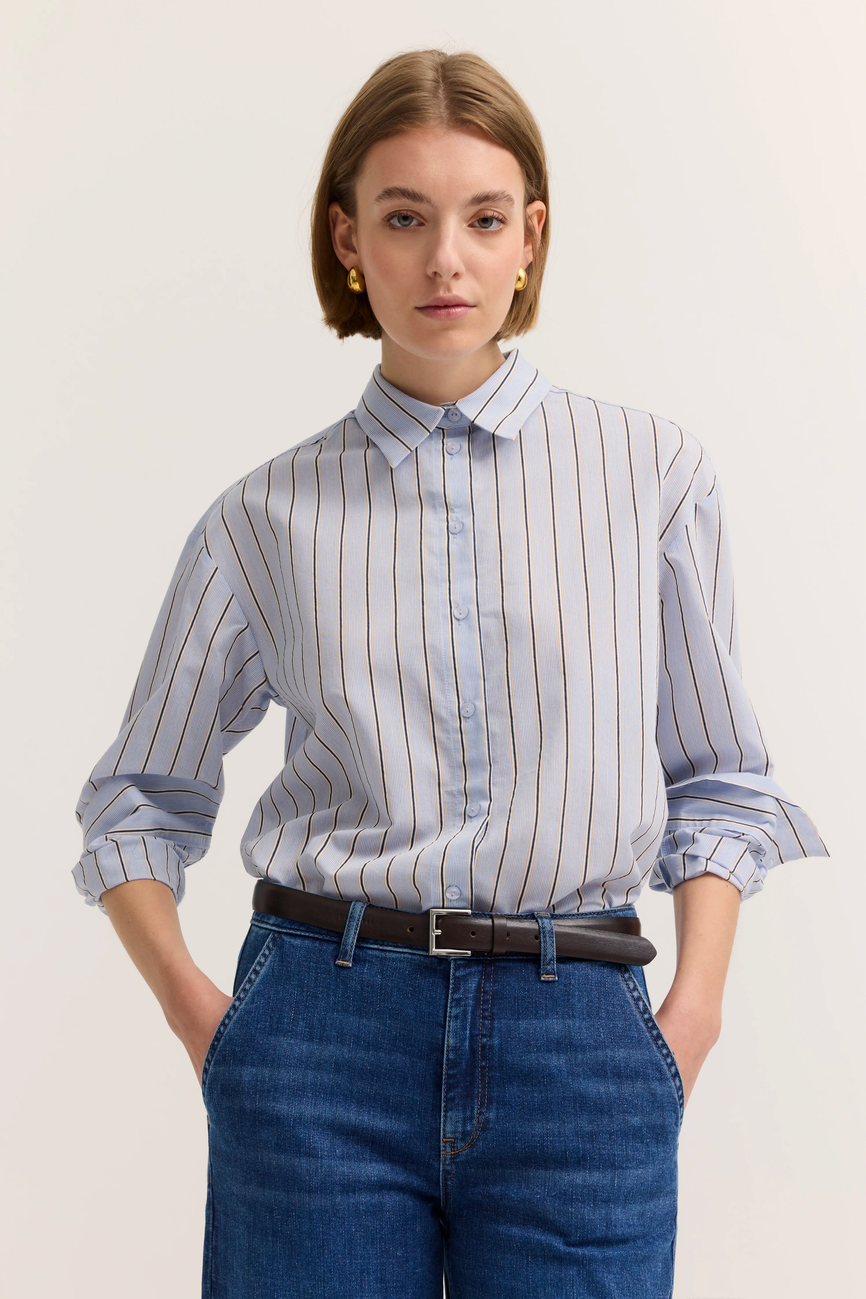 Gestreiftes Hemd in Blau-Weiß, Modellbild, lässige Pose, Jeans, bugatti Stil.