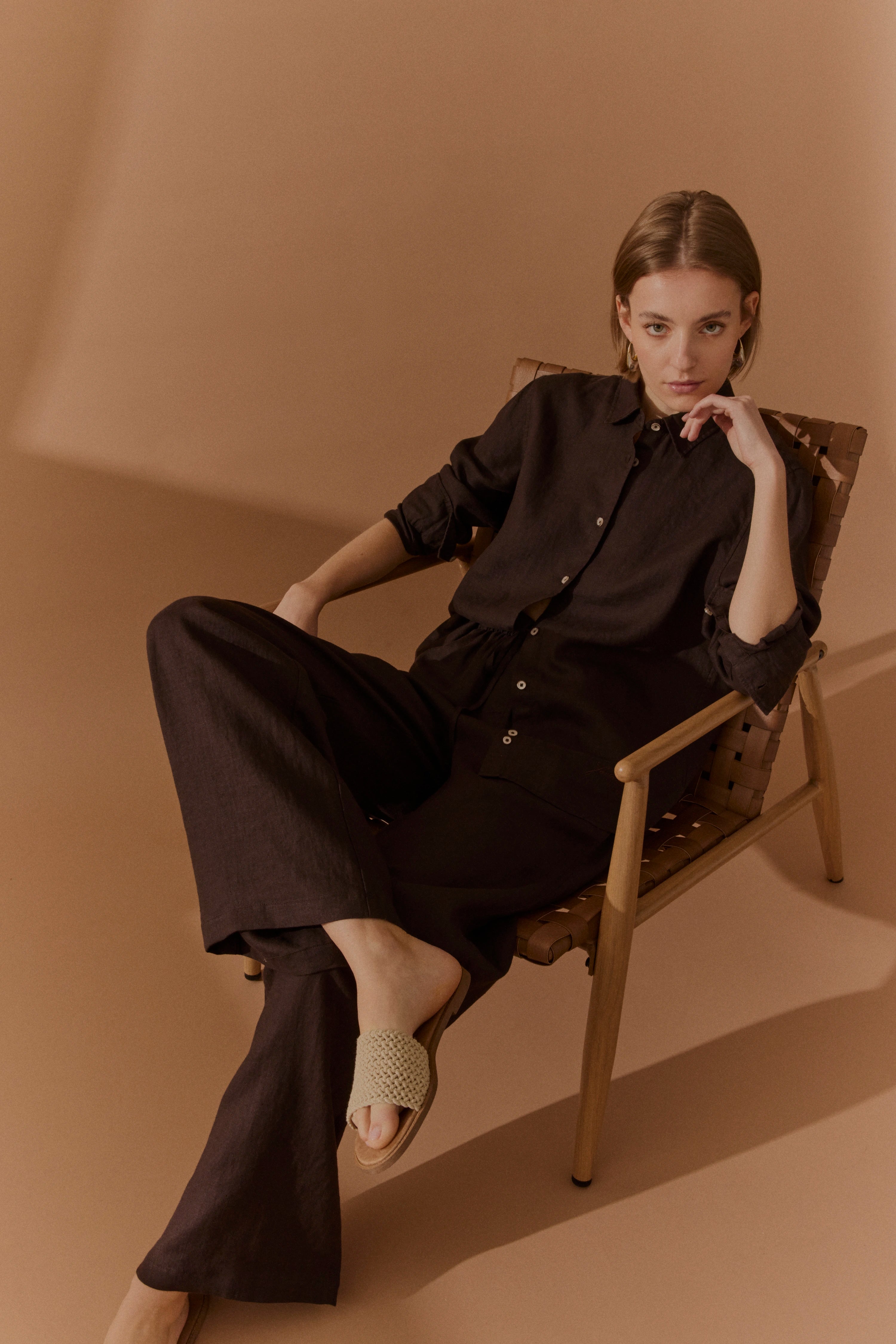 Modelbild: Beige Posen, braunes Set, Hemd und Hose, entspannte Eleganz von bugatti.
