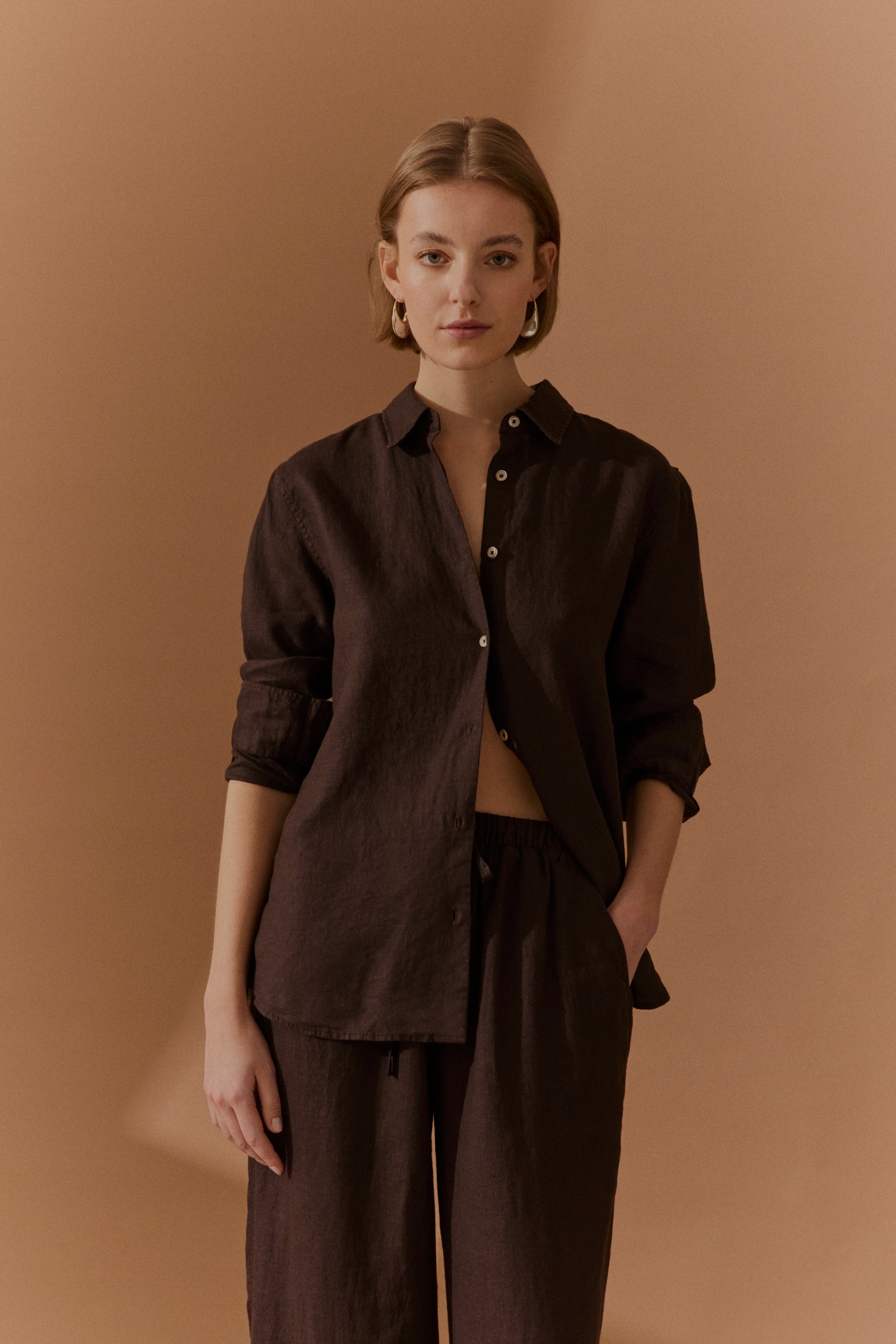 Model trägt braunes bugatti Leinen-Outfit, entspanntes Posing, entspannte Eleganz.