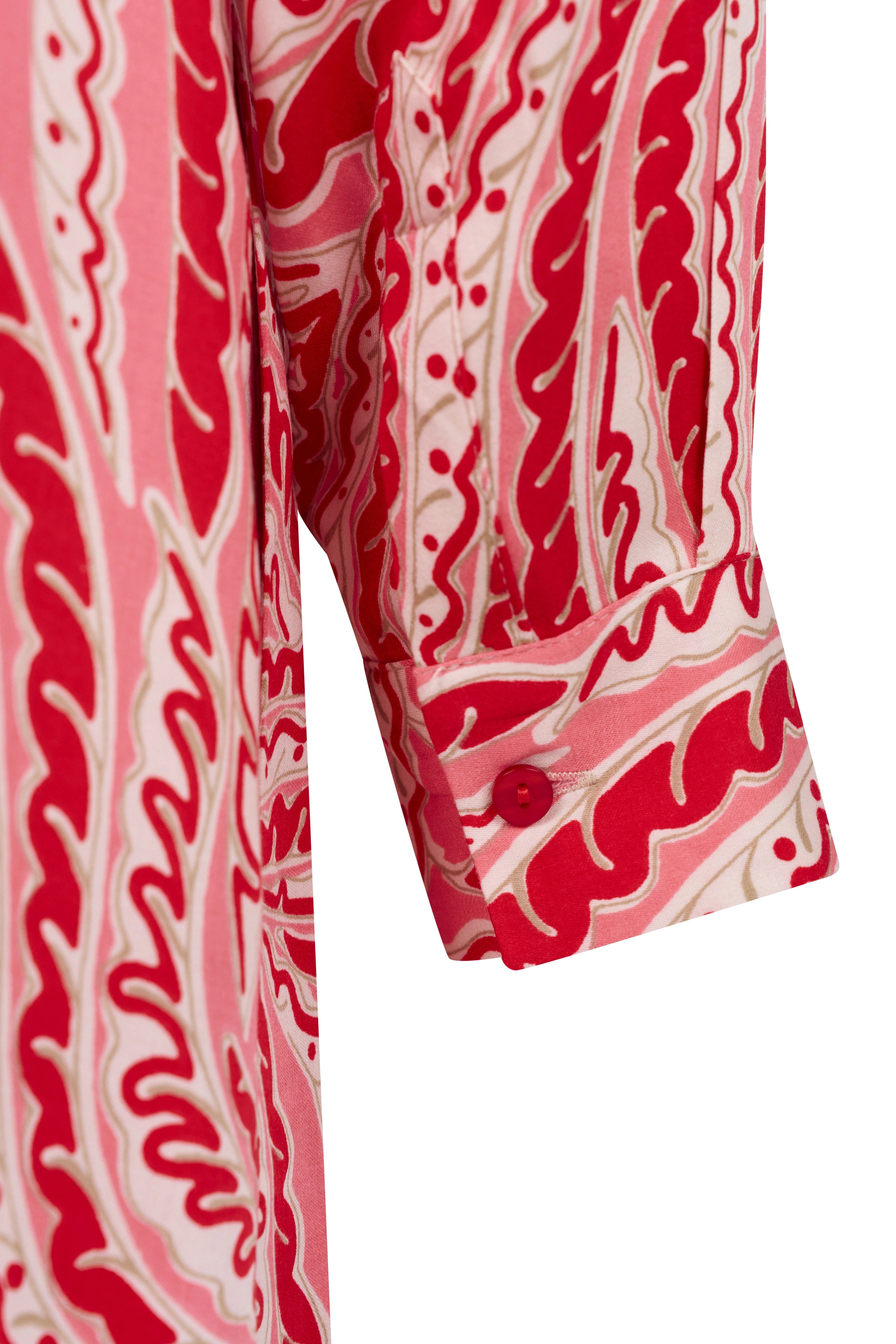 bugatti Hemdmanschette mit rotem und rosa abstraktem Muster, Detailaufnahme.