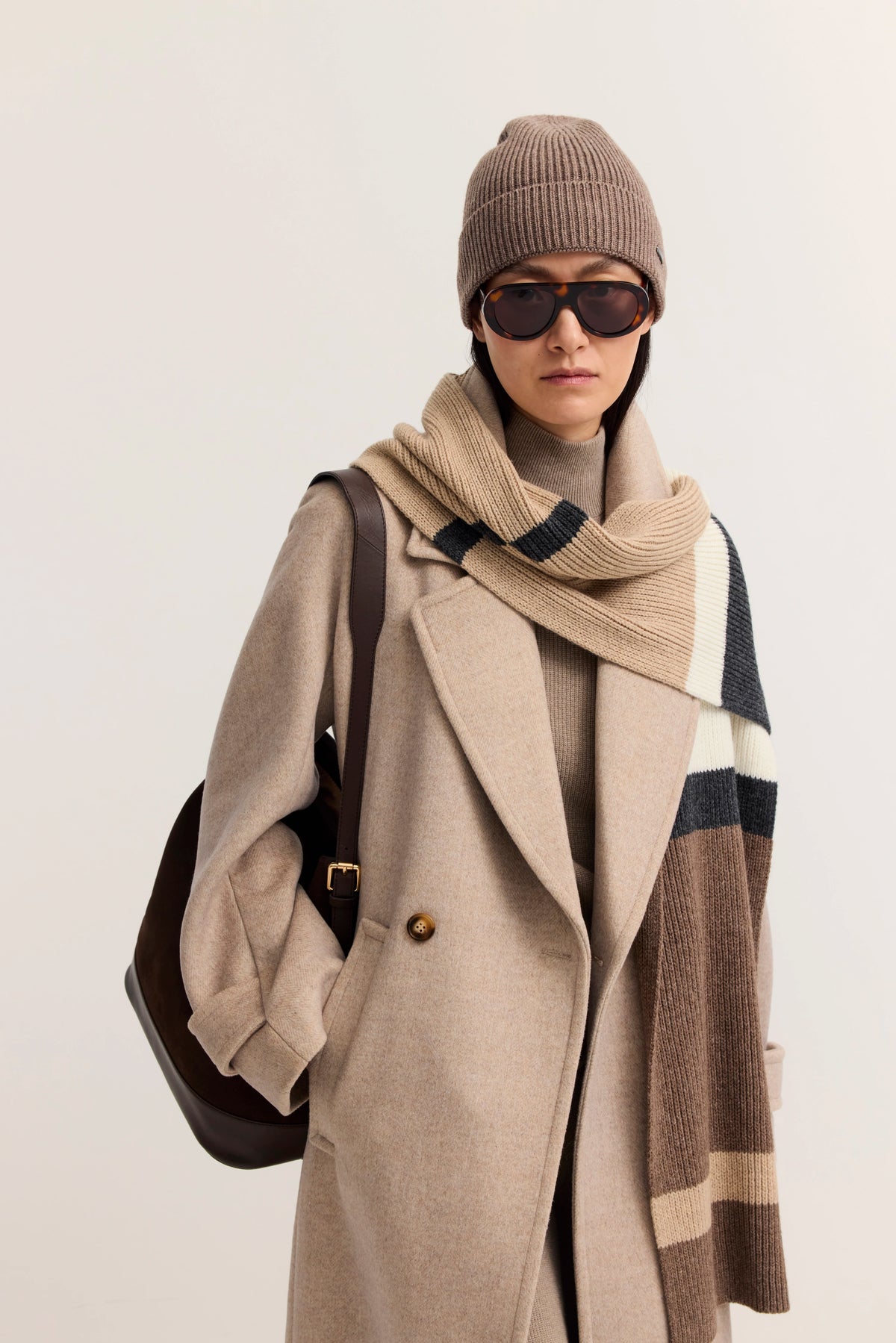 Beiges bugatti-Outfit mit Mantel, Schal, Mütze