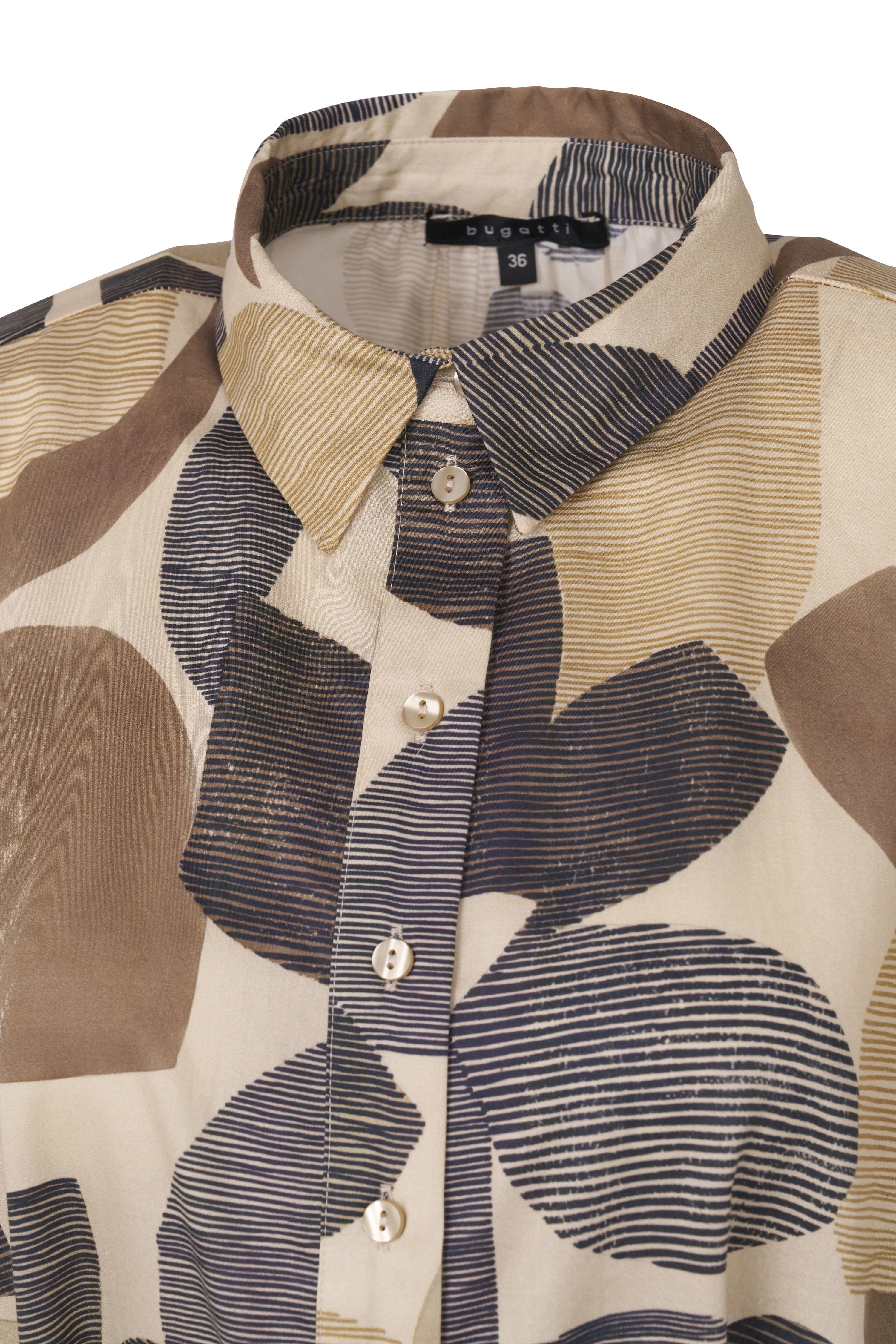 Bluse mit grafischem Muster in Beige und Braun, Kragen und Knopfleiste, bugatti Büstenbild.