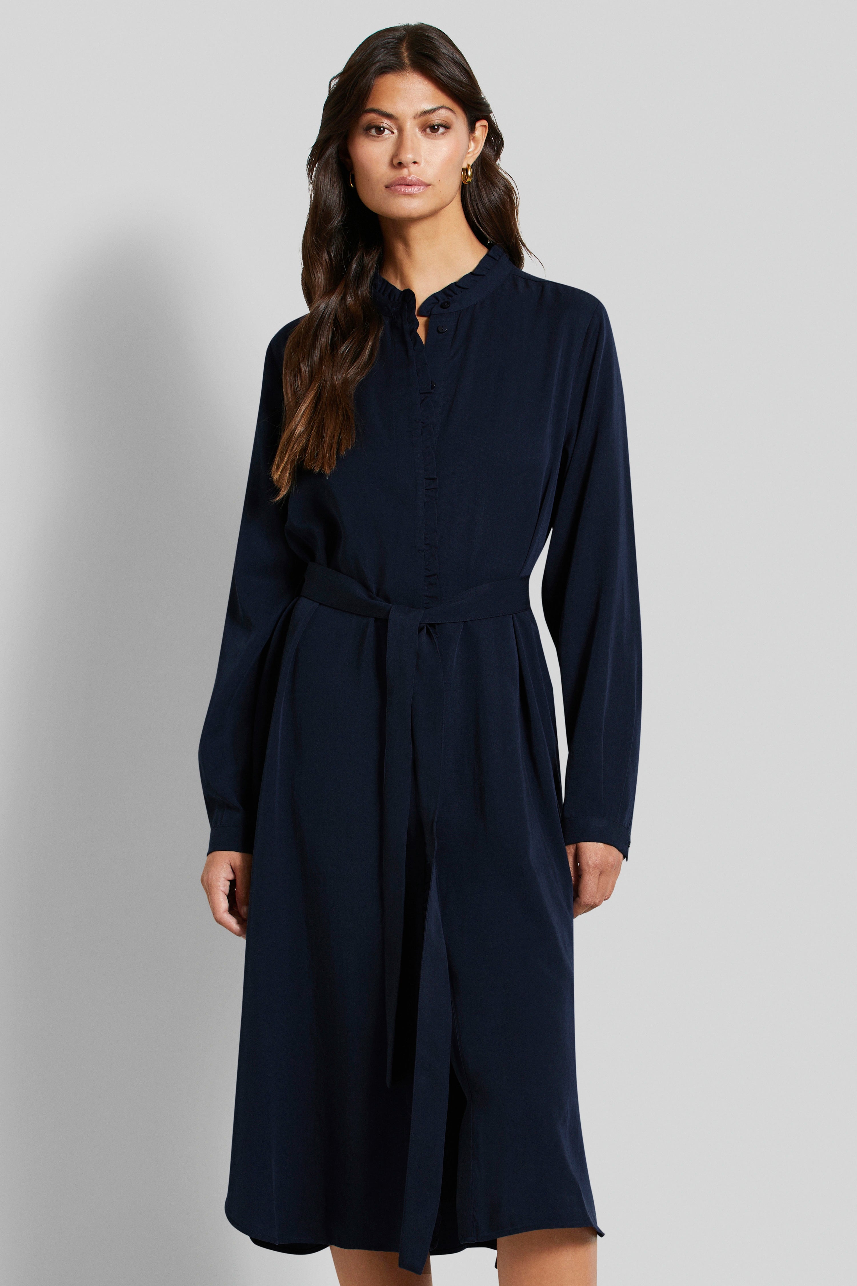 Dunkelblaues bugatti Hemdblusenkleid, lange Ärmel, elegantes Modelbild, entspanntes Steh-Posing.