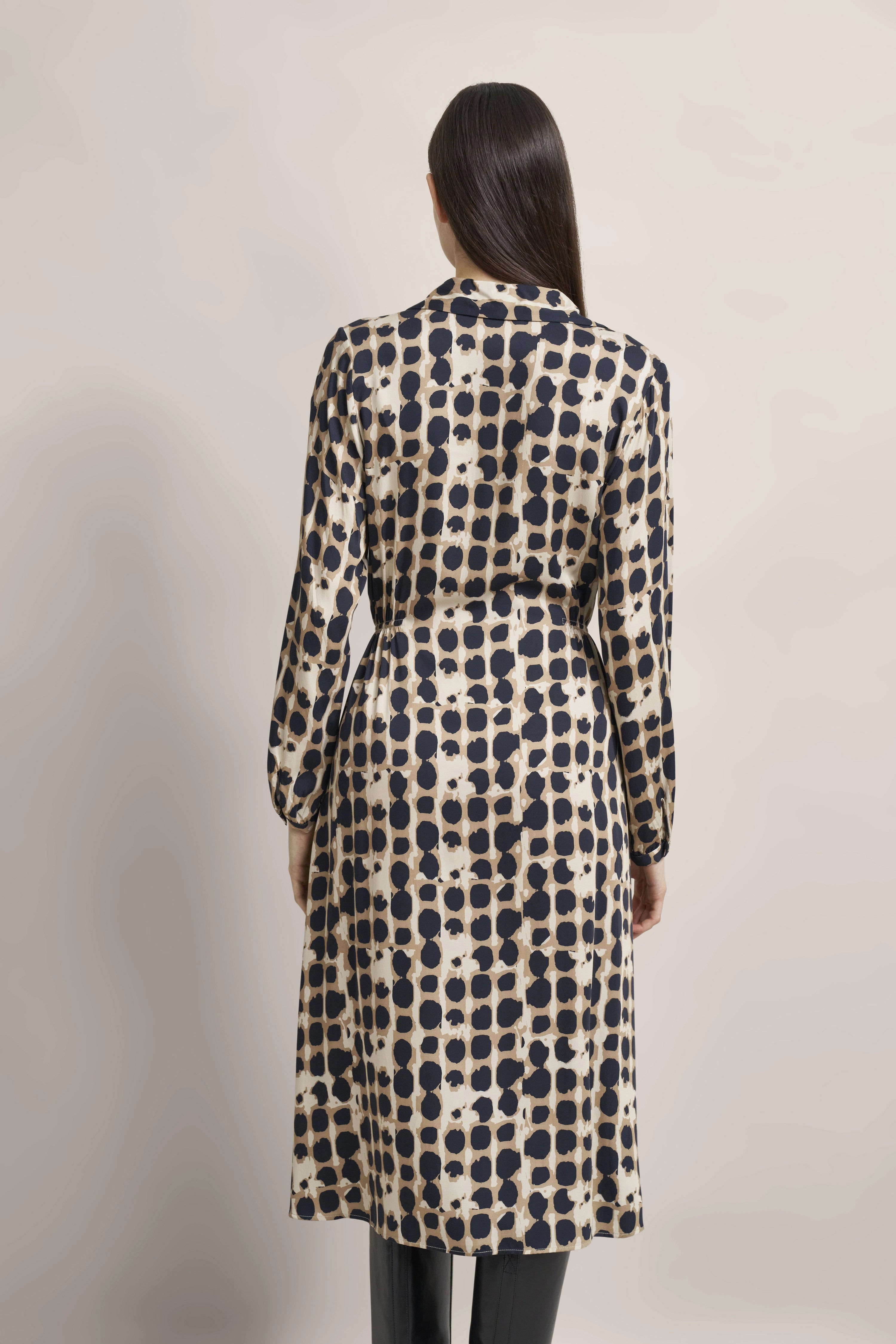 Langes Musterkleid in Beige und Blau, Büstenbild, Rückansicht. Eleganz und Stil von bugatti erleben.