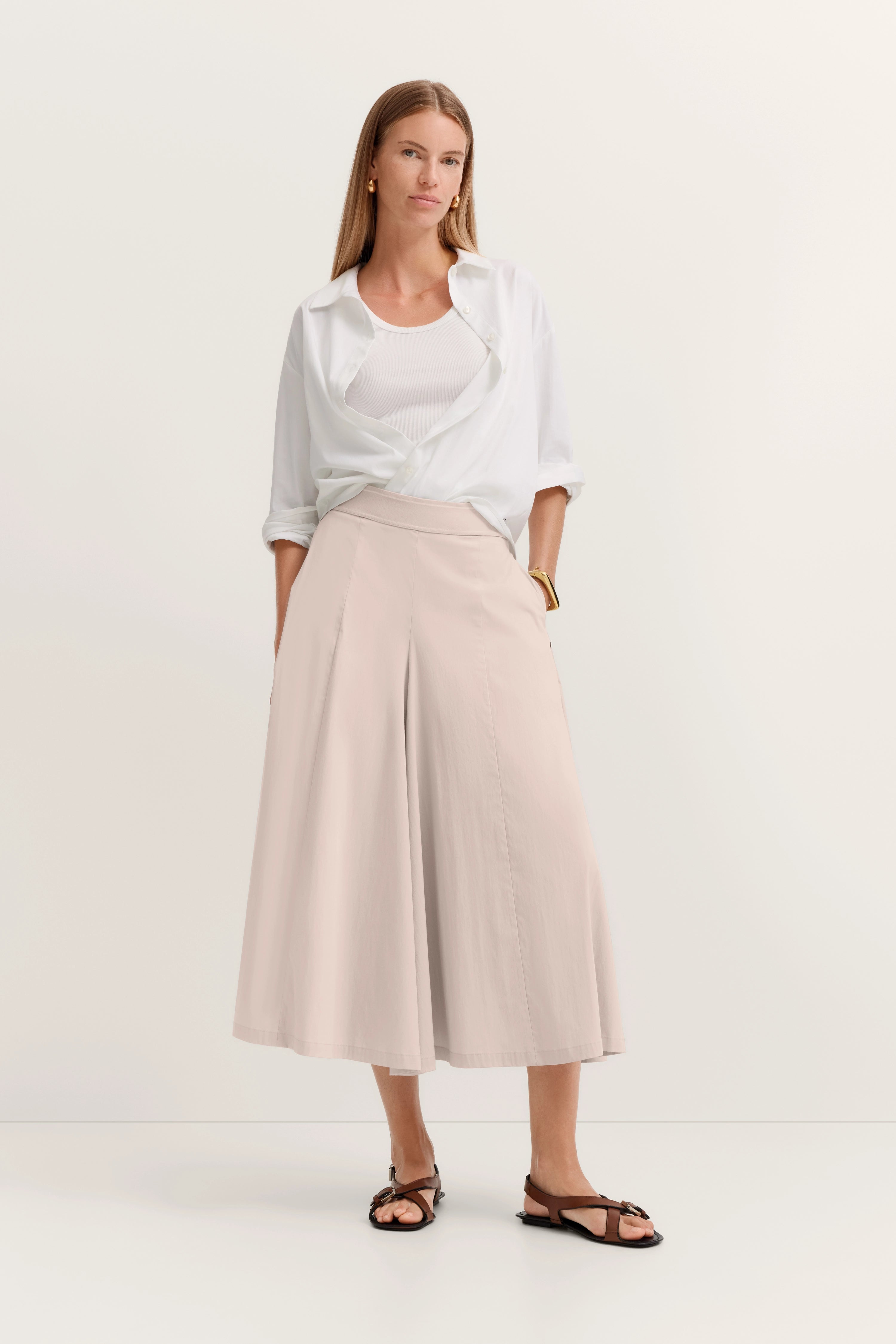 Weißes Hemd, weißes Top, beige Hose