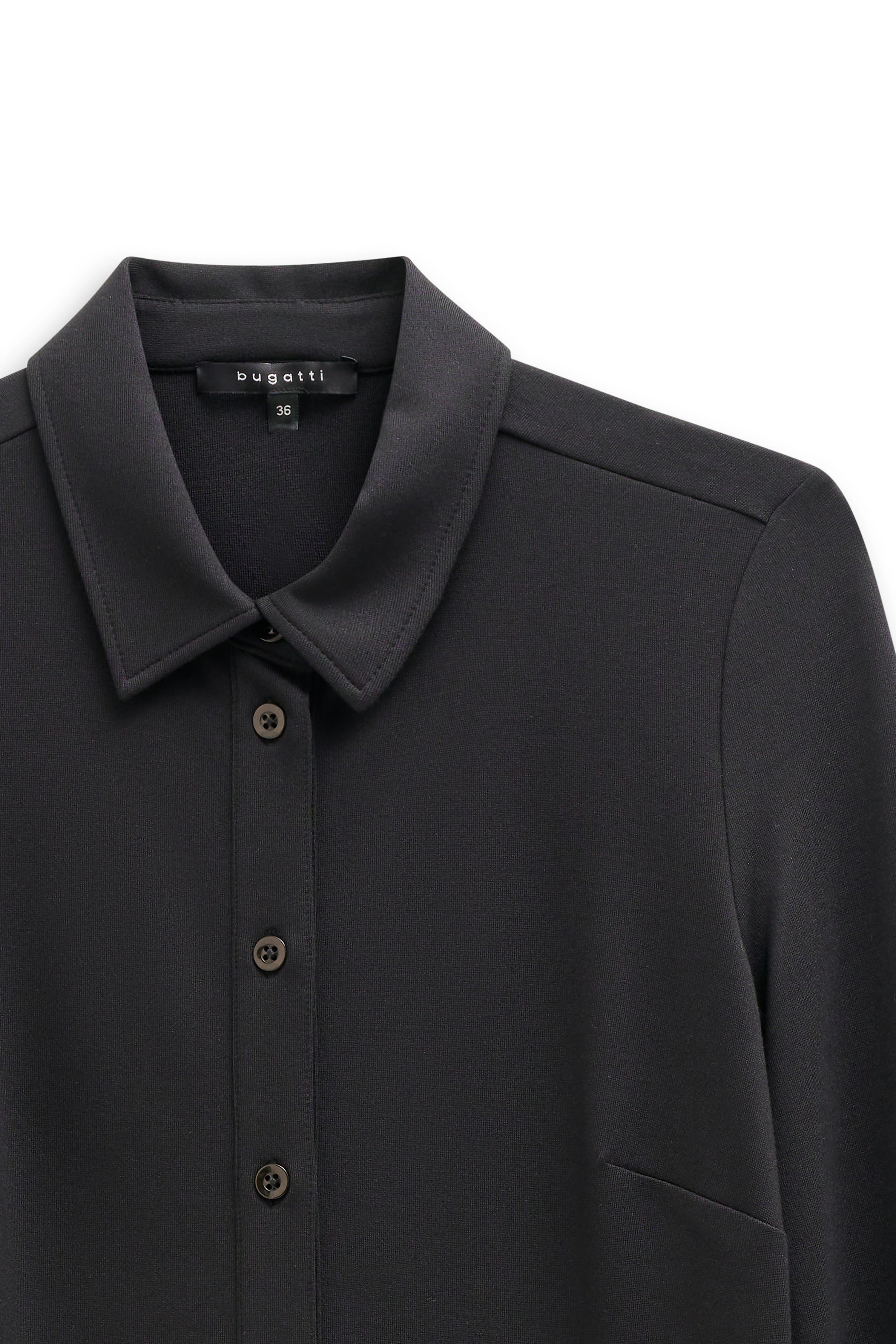 Schwarze bugatti Bluse mit klassischen Kragen und Knopfleiste, Büstenbild.