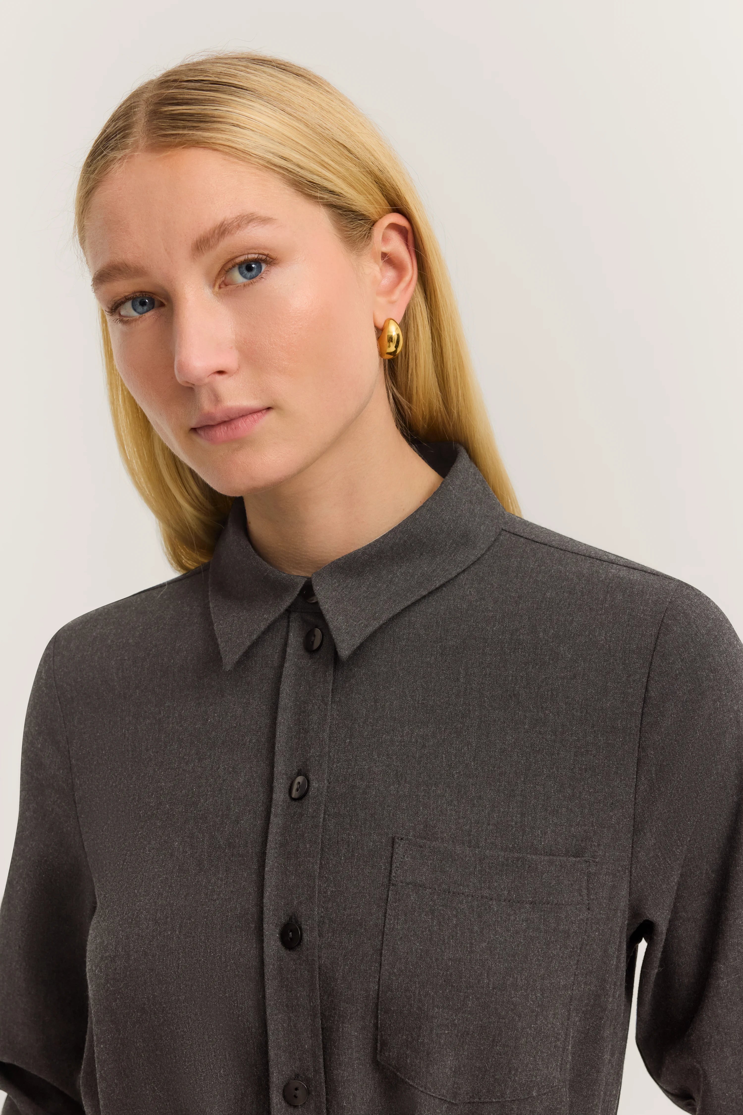 Graues Hemd mit Knopfleiste auf Model, Büstenbild, bugatti Stil und Qualität.