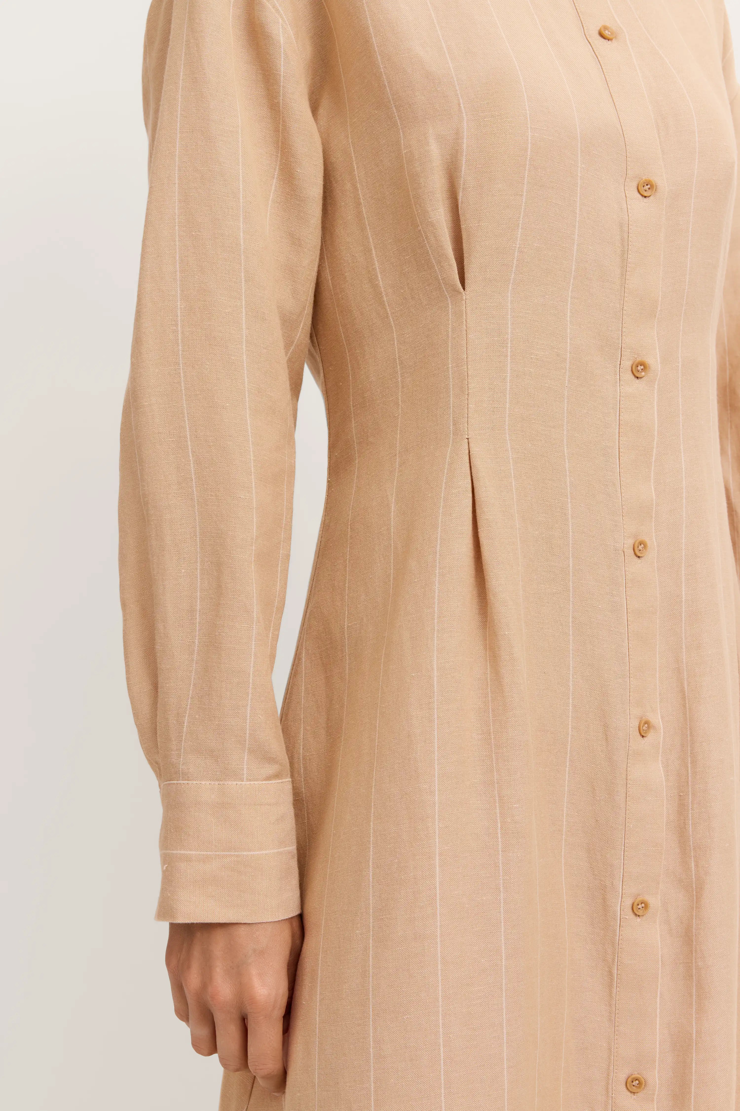 Beiges Hemdkleid mit feinen Streifen, Detailaufnahme, Knopfleiste, langärmlig.
