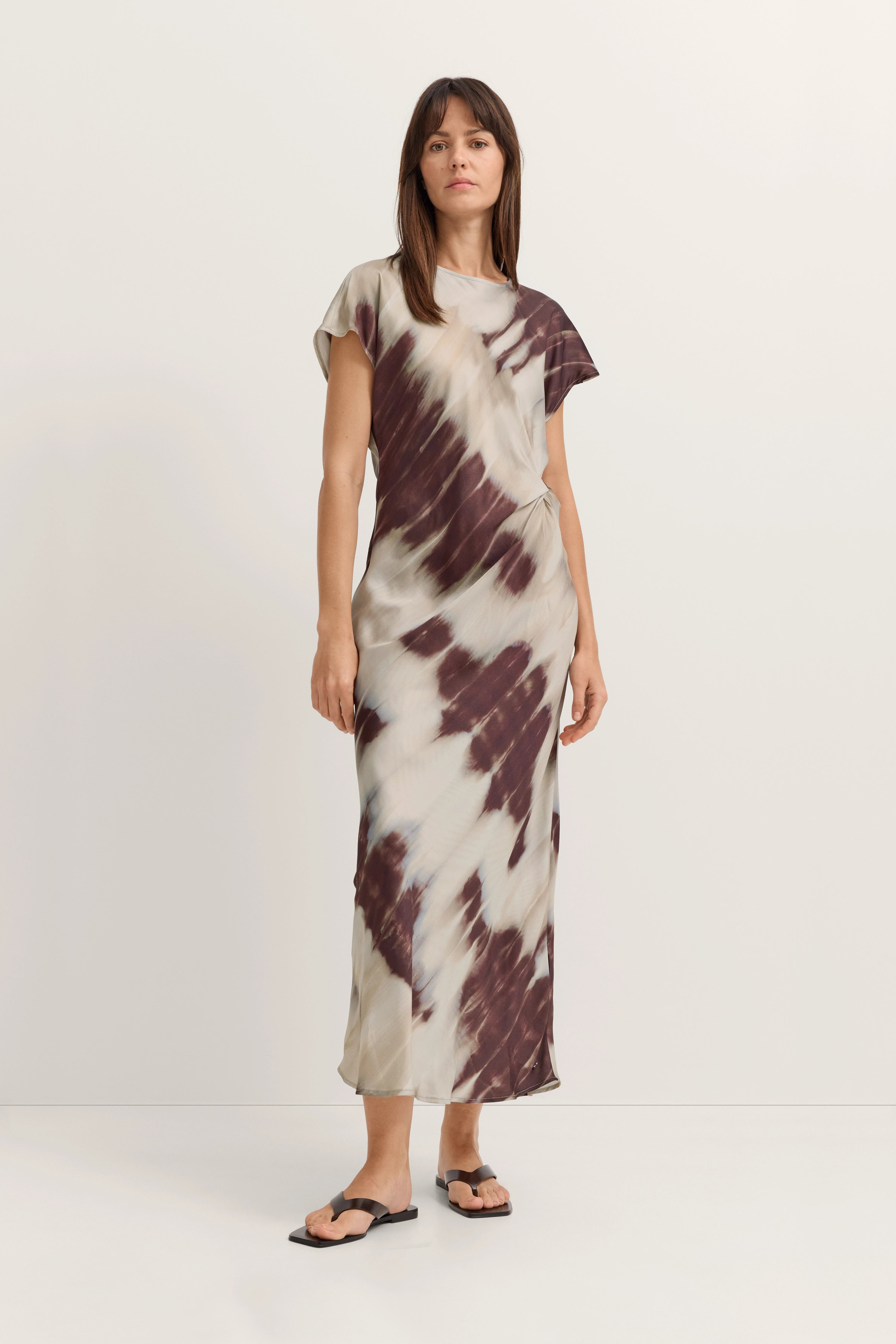 Langes Kleid in Beige-Braun-Tie-Dye-Design, Modelbild, entspanntes Posing, bugatti Stil.